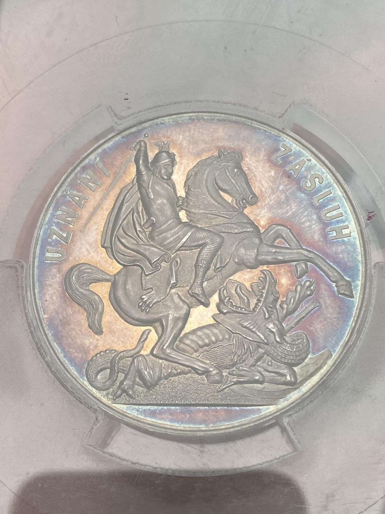 万国钱币拍卖第028期（花前月下●同享良章美币） PCGS SP64 捷克19世纪末20世纪初马剑屠龙大银章 如夕阳余辉般的火烧云包浆 过目不忘 PC唯一冠军 直径55mm 加大盒