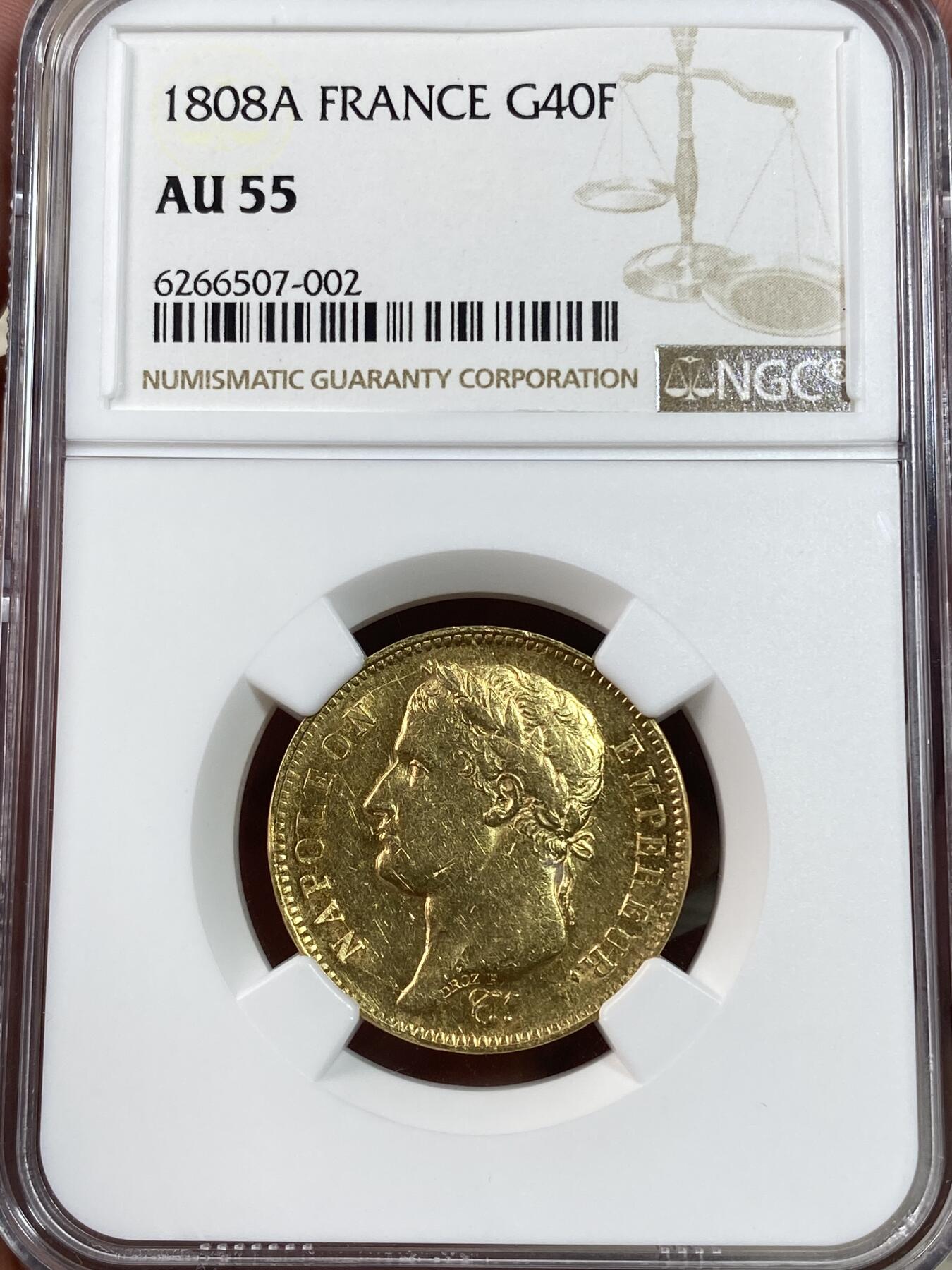 万国钱币拍卖第028期（花前月下●同享良章美币） NGC AU55 1808年法国拿破仑40法郎金币 12.9g 拿皇肖像深打。背面法兰西共和国花环面值，正面桂冠皇帝头像，边铭:上帝保佑法国。共和国皇帝。铸造量4万多，比常见的1811年的上百万枚少太多。评级数不多，最高分就是58分。1808非常好的年份，特年，外拍暴涨品种。