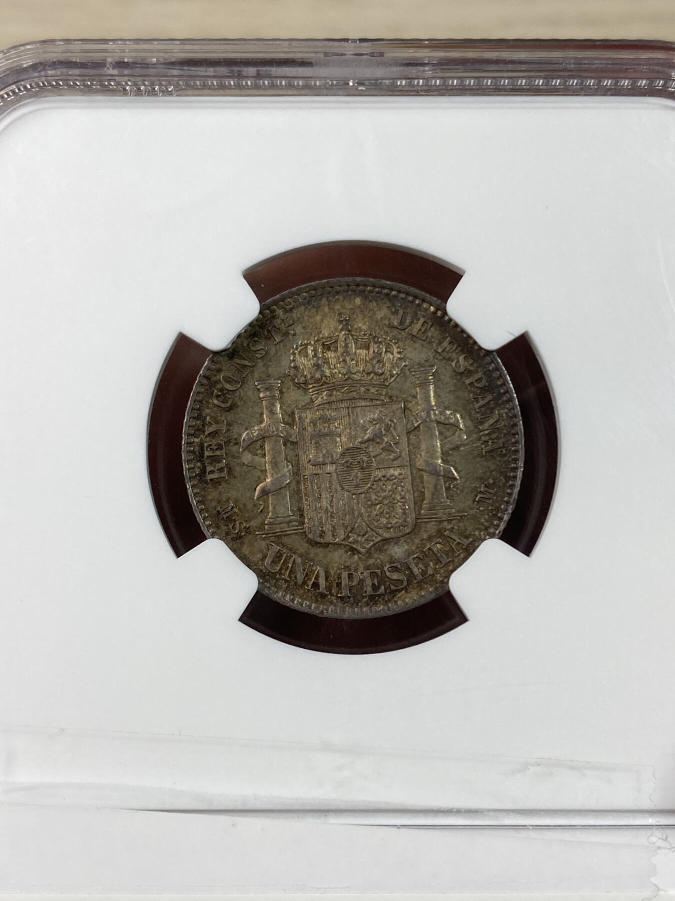 万国钱币拍卖第028期（花前月下●同享良章美币） NGC MS65 1885年西班牙阿方索十二世1比塞塔银币 欧洲包浆完全体 肉眼无法挑出毛病的一枚 HA拍卖原物 原PC老白盒66分砸盒 十几年前的成交价就超过1700美金。