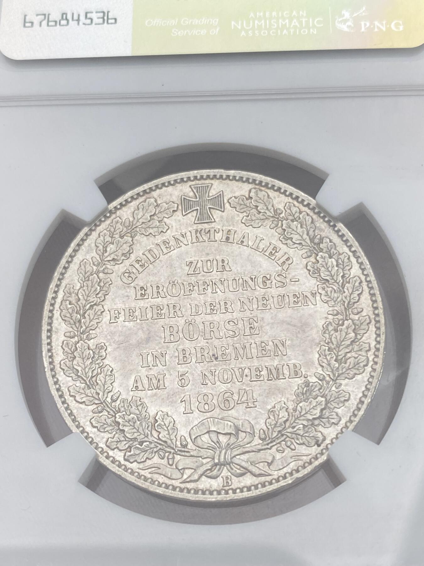 万国钱币拍卖第028期（花前月下●同享良章美币） NGC MS64 1864年德国不莱梅新证劵交易所落成纪念1泰勒 单年发行5000枚的建筑系列泰勒 其精细程度不亚于符腾堡教堂 64分已是相当难得的存在 刚刚结束的HA拍卖MS61成交价660美金供参考。