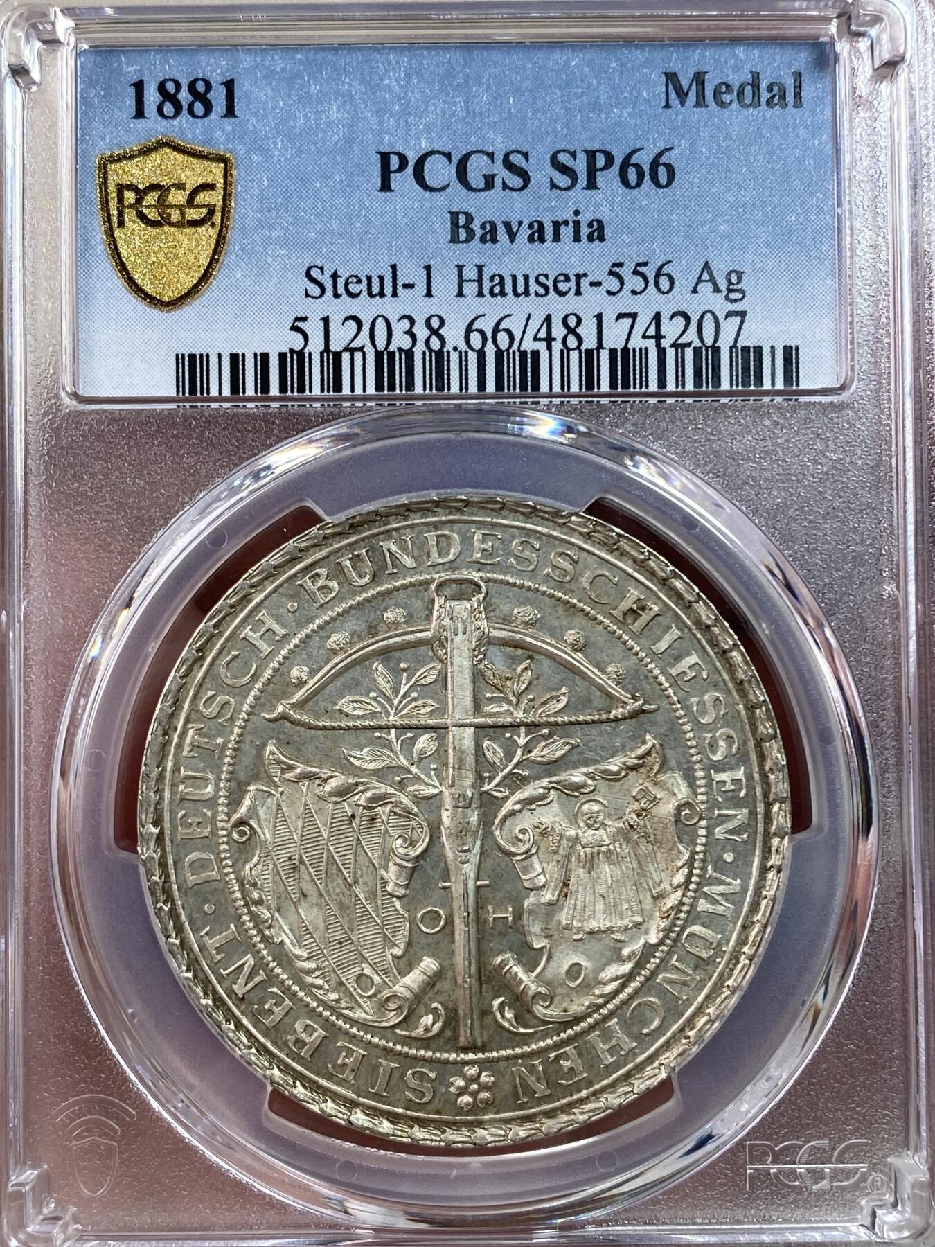 万国钱币拍卖第028期（花前月下●同享良章美币） PCGS SP66 1881年德国巴伐利亚慕尼黑联邦射击节大银章 顶级品质名誉品种，稀有精制镜面浮雕状态，正面：狩猎弓弩，巴伐利亚徽章，慕尼黑徽章，枝叶纹理雕刻清晰。背面：德意志帝国王冠鹰，设计繁复华丽，羽毛丝丝入扣，细节极佳。整章在静态中创造出一种运动感，独树一帜的设计，极其经典的德射品种，实物更加惊艳。