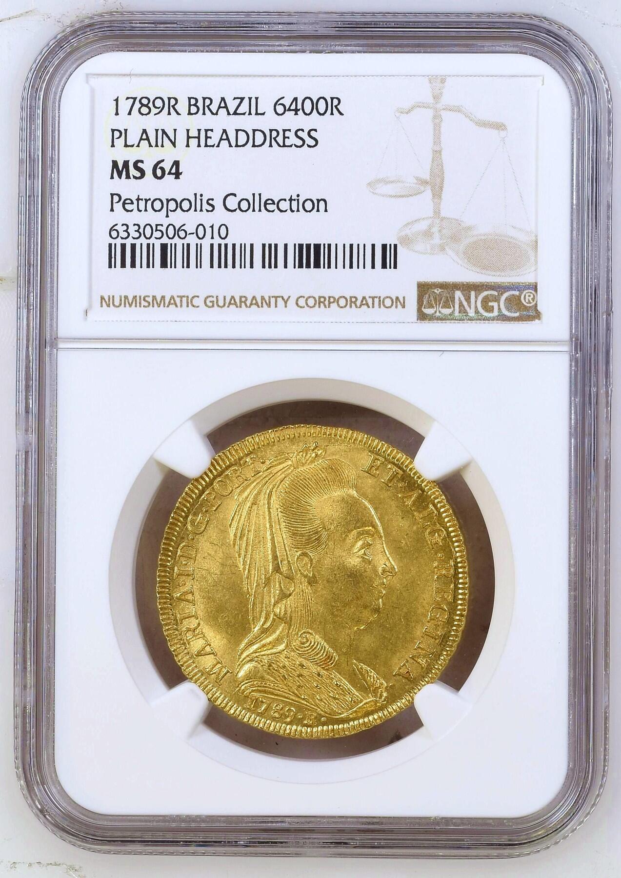 【Blue Auction】✨世界纸币精拍第500期盛典——白金之夜🔥🔥🔥 B-【唯一冠军分 高分罕见 名家旧藏】葡属巴西 1789年6400瑞斯 大金币 14.34克 首位女王玛利亚一世 披纱版本较少见 有别于普通版 本枚细节完整 眼睛炯炯有神 高点佳 实物转光强烈 金光灿灿非常诱人 NGC MS64 不论PCGS还是NGC均是唯一冠军 （据吉马良斯说，这是最稀缺的一种，他的定价高于1786-R的关键日期。)