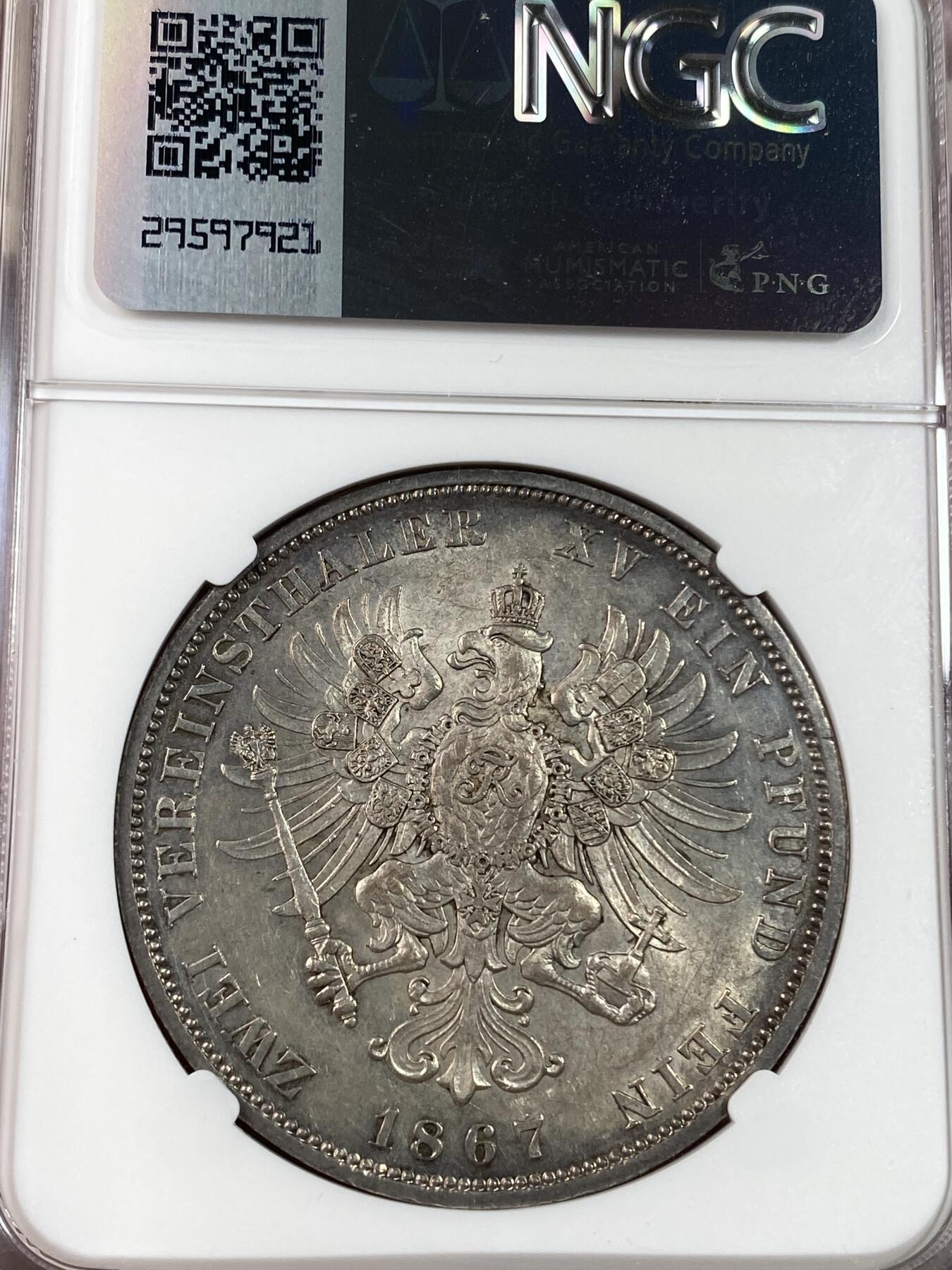 万国钱币拍卖第028期（花前月下●同享良章美币） NGC MS62 1867年德国普鲁士威廉一世2泰勒大银币 经典的C法兰克福厂 十字转光配上原味原始状态的币面 清新淡雅的状态令人着迷