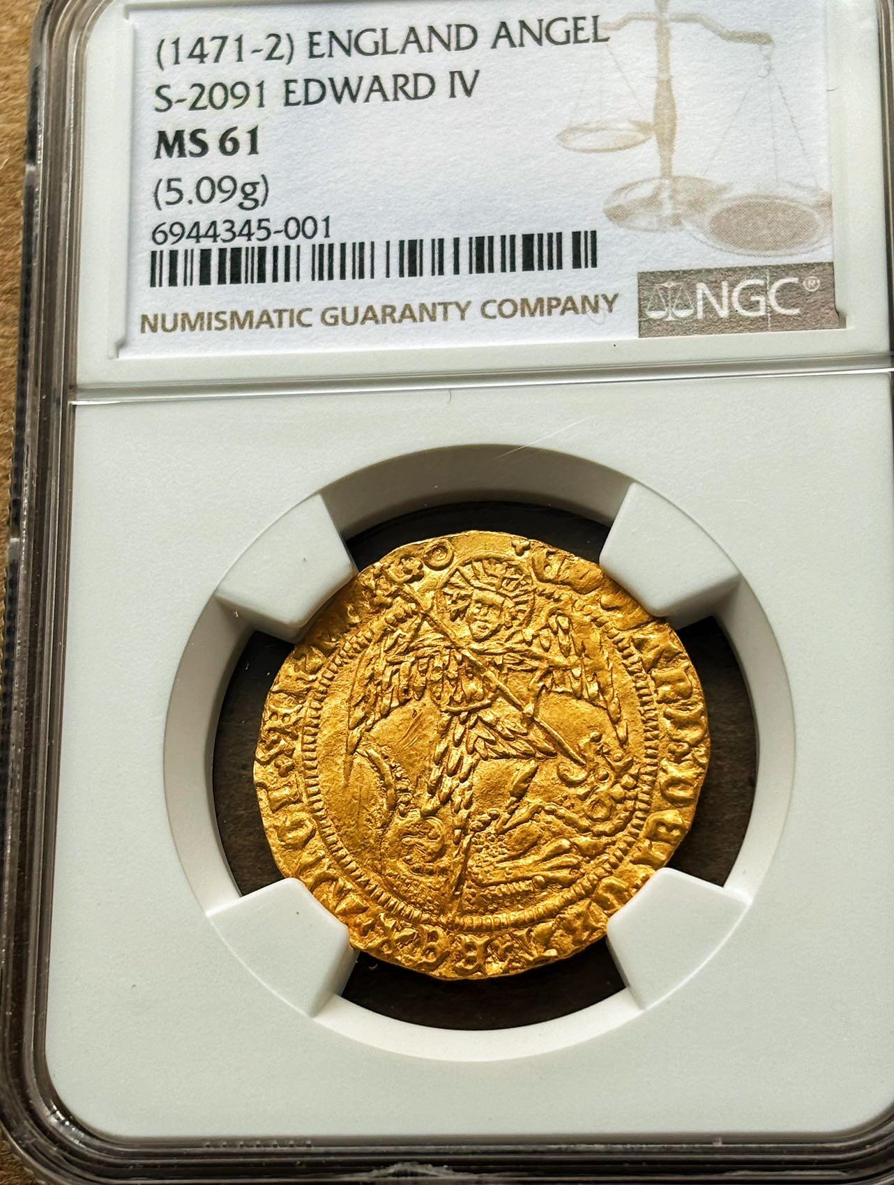 【Blue Auction】✨世界纸币精拍第500期盛典——白金之夜🔥🔥🔥 G-【仅5个记录】英格兰 1471-72年（该类金币创始年份意义重大）约克王朝首位国王爱德华四世 Angel天使金币 黄金纯度达99%以上 NGC MS61 正面是身强力壮的大天使米迦勒用长长的十字架手杖（纹章五翼）刺杀恶龙（撒旦）的经典图案；背面是皇家盾徽和十字架组成一艘船的图案，上面带有玫瑰花和专属印记。画面细节如此完整，黄金灿灿，让人心醉，英系高端玩家不可错过的一枚。