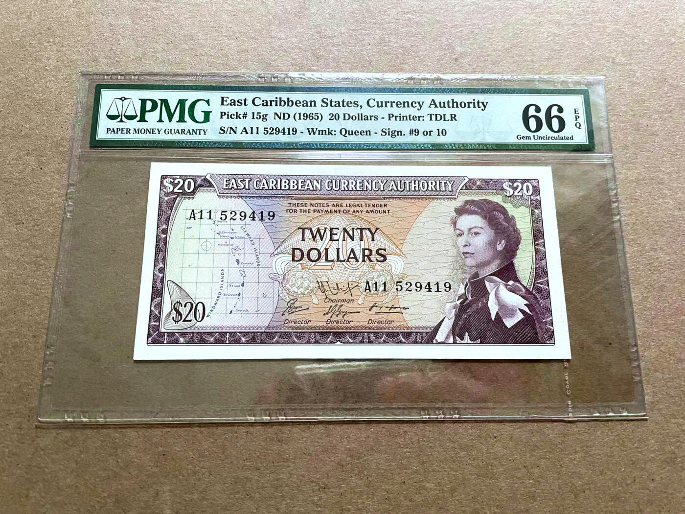 【Blue Auction】✨世界纸币精拍第500期盛典——白金之夜🔥🔥🔥 E-东加勒比 1965年20元 戎装女王 PMG66EPQ 背面海景风光旖旎