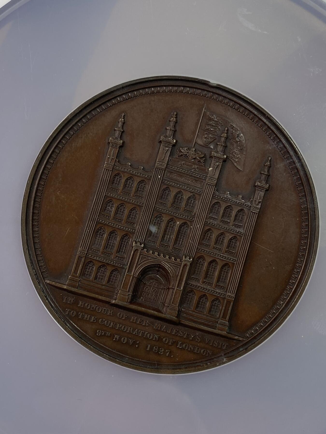 万国钱币拍卖第028期（花前月下●同享良章美币） NGC MS63 1837年英国维多利亚女皇登基之年访问伦敦城纪念大铜章 仅发行500枚 正面年轻维多利亚桂冠像 背面伦敦市政厅景观 55MM大规格 近期英国拍卖裸章在1000多英镑左右