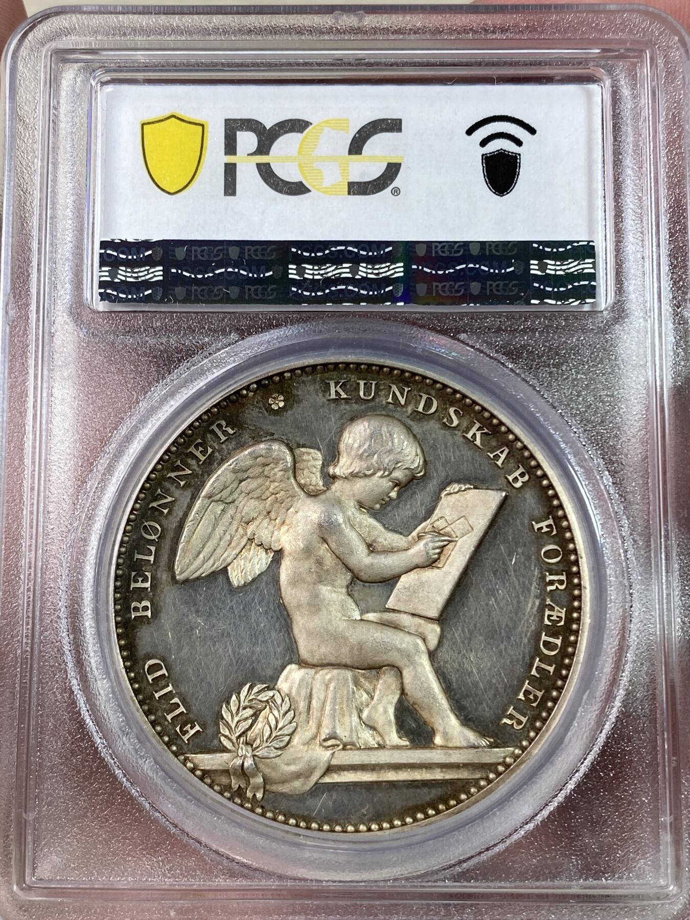 万国钱币拍卖第028期（花前月下●同享良章美币） PCGS SP63 唯一记录1887年丹麦汉斯-马斯曼主日学校银质大奖章，加厚评级盒！超厚重的北欧大银章，背面勤学的小天使图案非常可爱 。42MM 44G