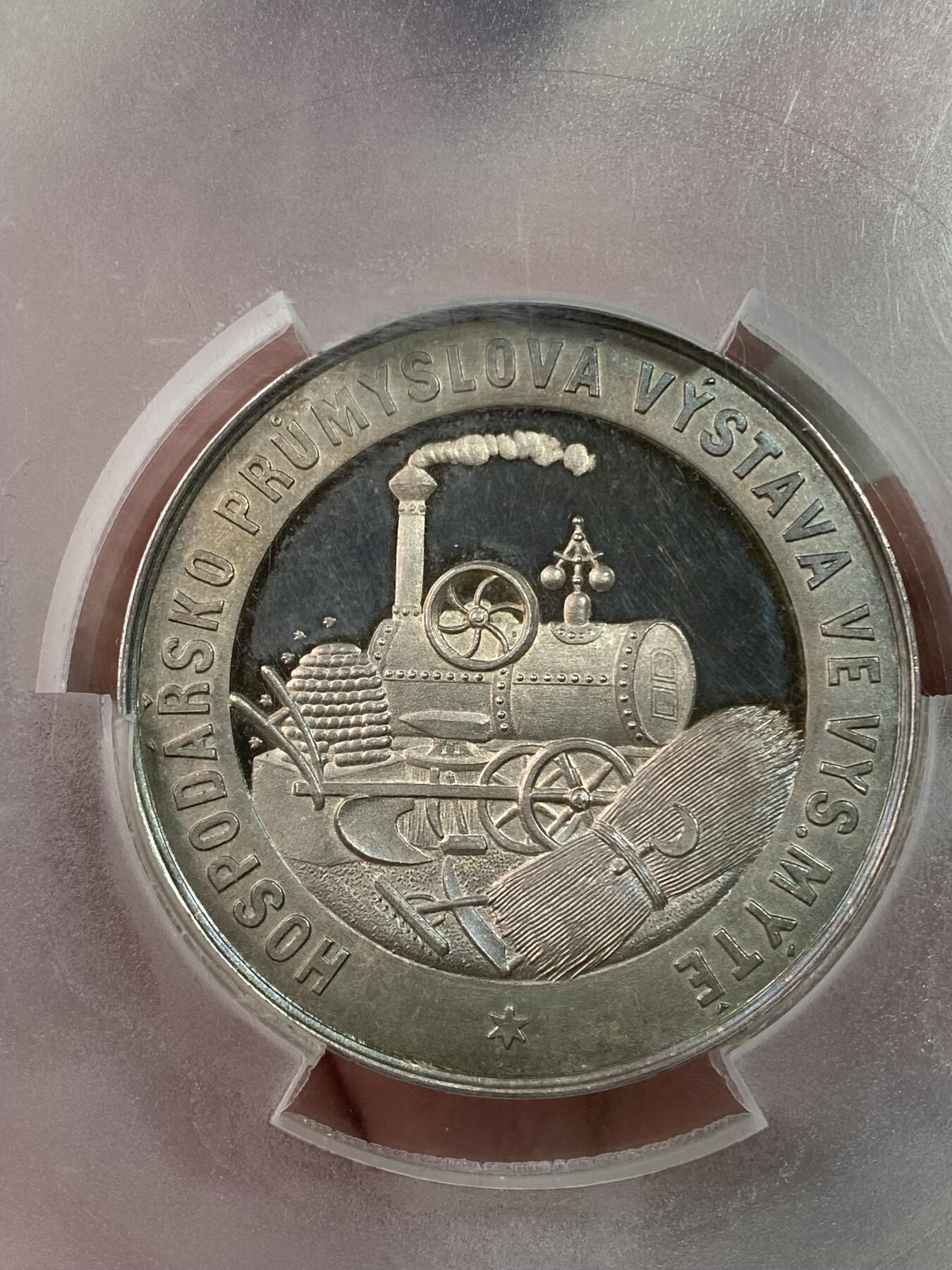 万国钱币拍卖第028期（花前月下●同享良章美币） PCGS SP64 捷克19世纪末20世纪初马剑屠龙大银章 如夕阳余辉般的火烧云包浆 过目不忘 PC唯一冠军 直径55mm 加大盒