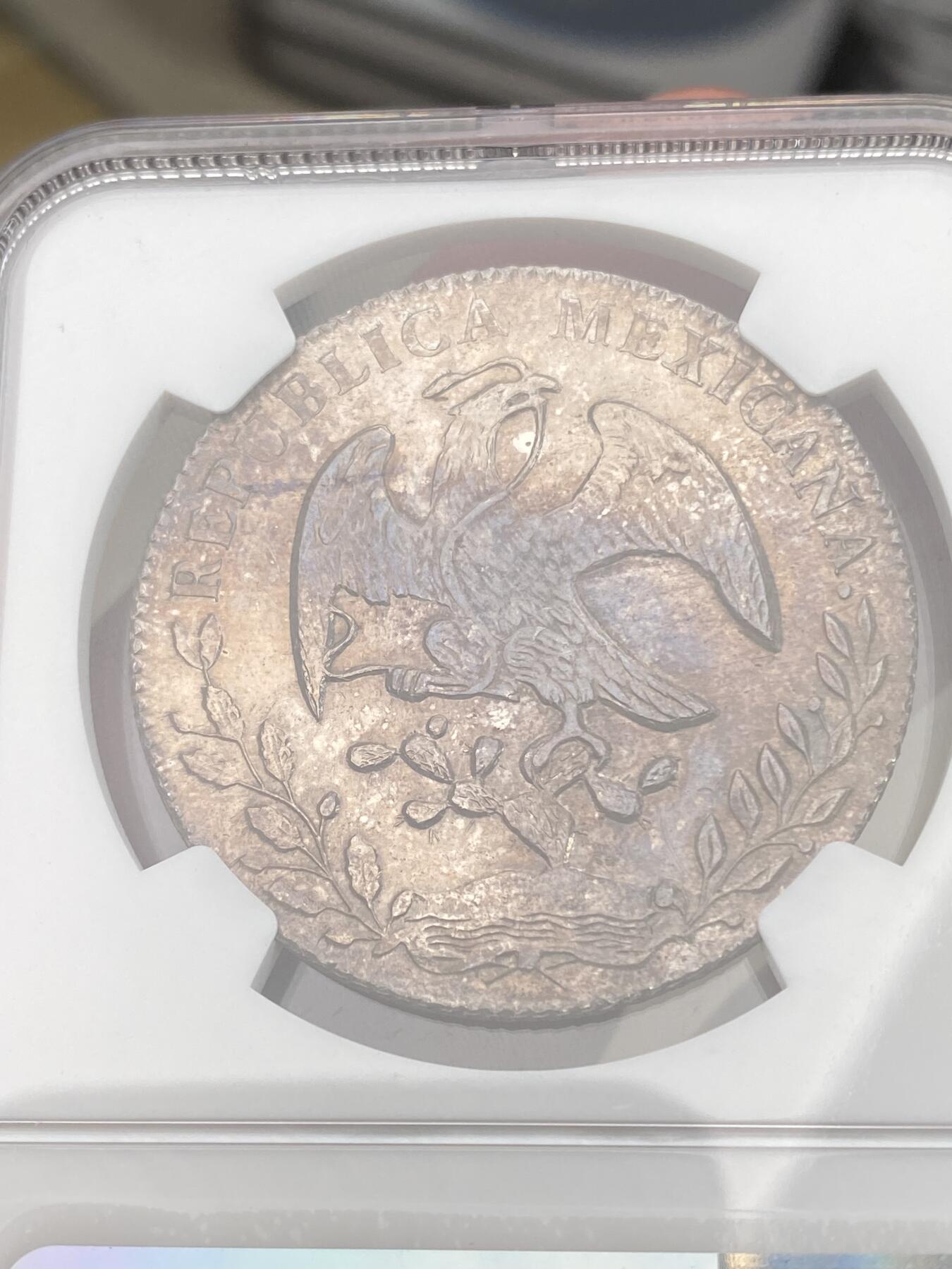万国钱币拍卖第028期（花前月下●同享良章美币） NGC MS64 1868年墨西哥鹰洋8R银币 梦幻彩虹包浆，实物绝美。底板和打制都是64分中的佼佼者。老评级号换的新盒子，品质保证。