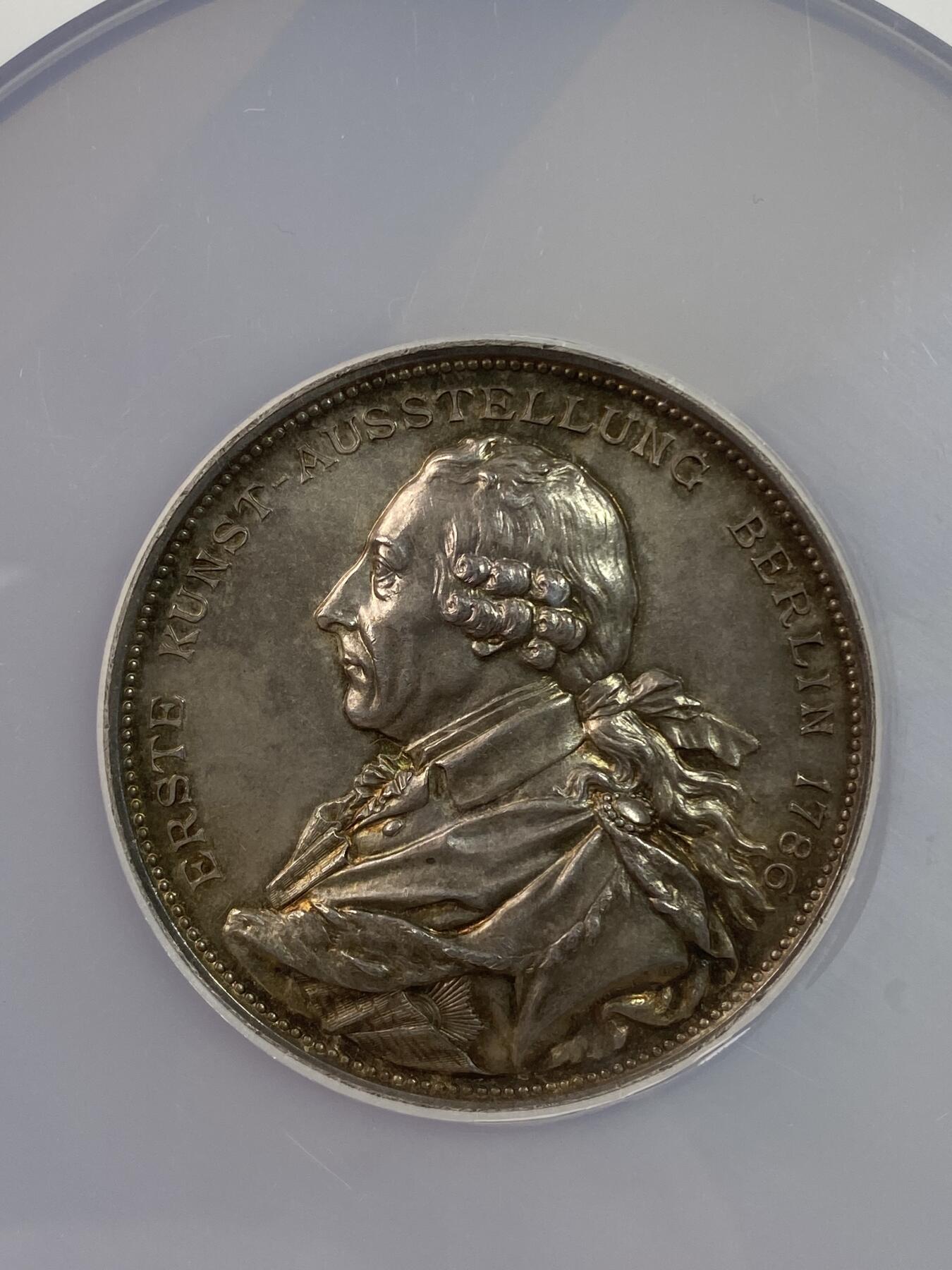 万国钱币拍卖第028期（花前月下●同享良章美币） NGC MS64 1886年德国威廉一世纪念柏林艺术展百年创展暨腓特烈大帝逝世百年纪念大银章 48MM 110G 非常厚重的高浮雕官铸大银章 普鲁士银章系列的名誉品种之一 G.LOOS名家倾力设计