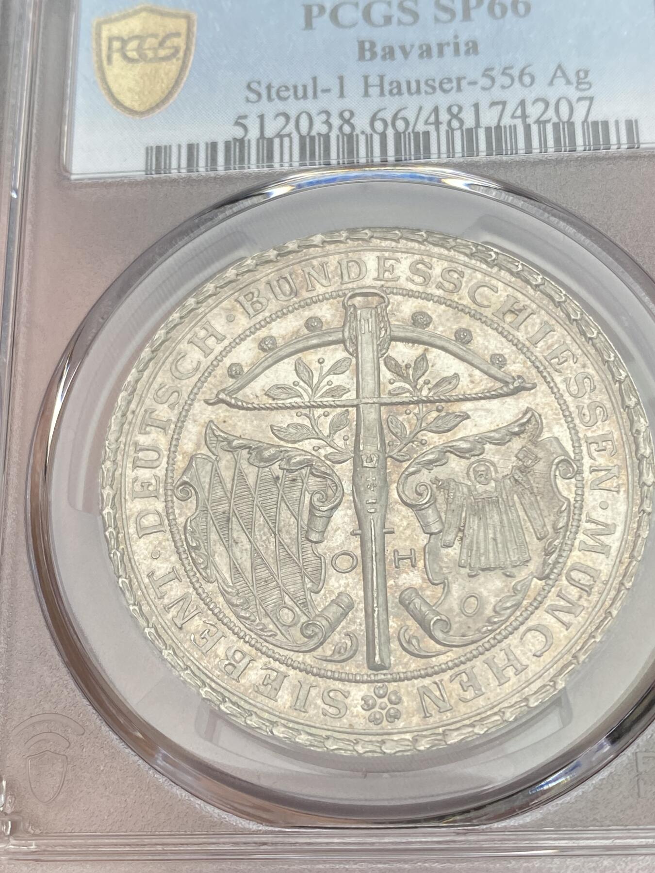 万国钱币拍卖第028期（花前月下●同享良章美币） PCGS SP66 1881年德国巴伐利亚慕尼黑联邦射击节大银章 顶级品质名誉品种，稀有精制镜面浮雕状态，正面：狩猎弓弩，巴伐利亚徽章，慕尼黑徽章，枝叶纹理雕刻清晰。背面：德意志帝国王冠鹰，设计繁复华丽，羽毛丝丝入扣，细节极佳。整章在静态中创造出一种运动感，独树一帜的设计，极其经典的德射品种，实物更加惊艳。