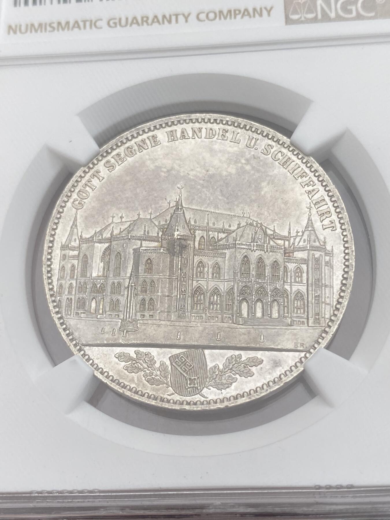 万国钱币拍卖第028期（花前月下●同享良章美币） NGC MS64 1864年德国不莱梅新证劵交易所落成纪念1泰勒 单年发行5000枚的建筑系列泰勒 其精细程度不亚于符腾堡教堂 64分已是相当难得的存在 刚刚结束的HA拍卖MS61成交价660美金供参考。