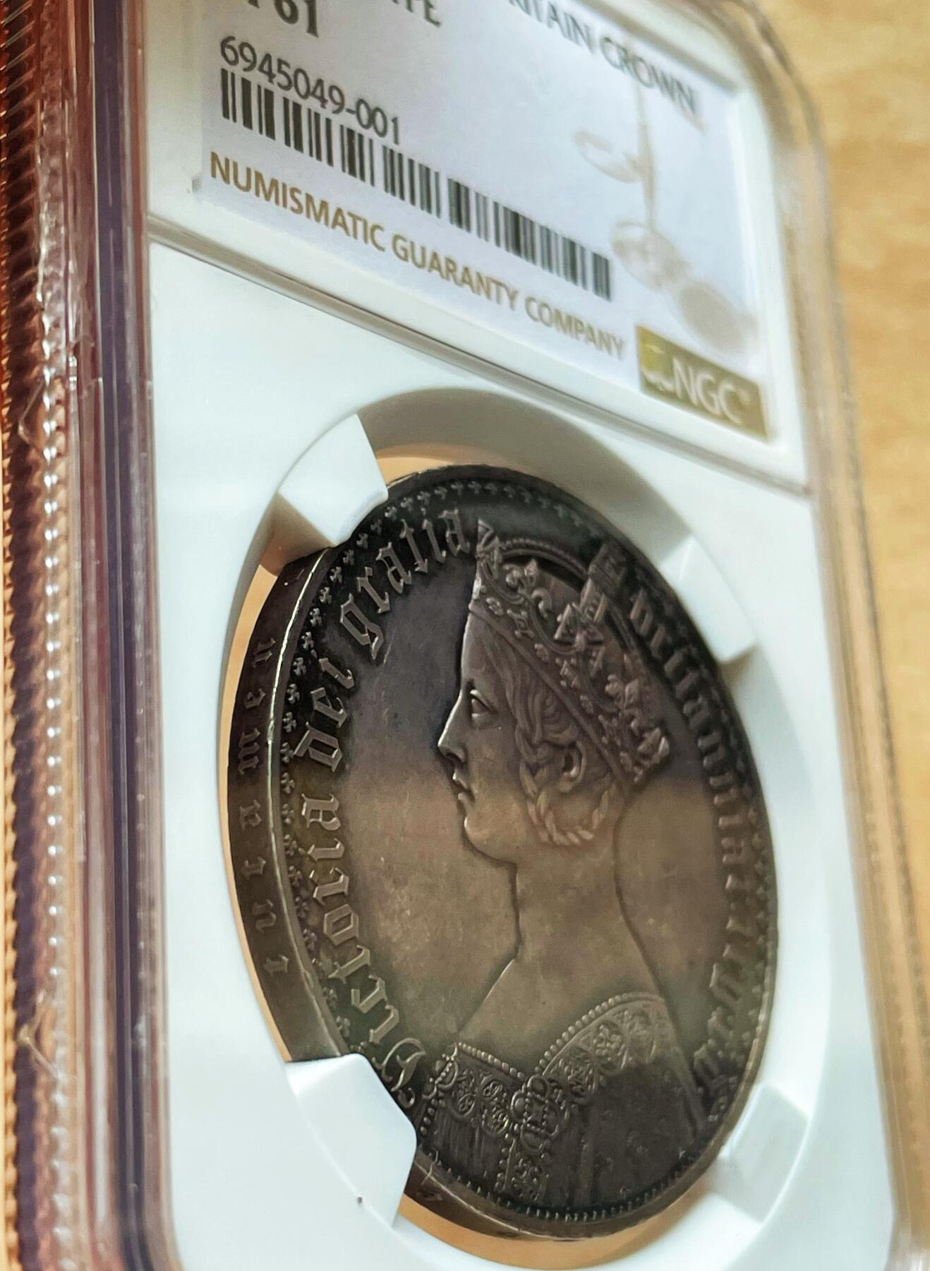 【Blue Auction】✨世界纸币精拍第500期盛典——白金之夜🔥🔥🔥 G-英国 1847年 经典维多利亚女王哥特克朗 发行约8000枚 MS PF 61 精制币 时任英国皇家造币厂首席雕刻师威廉·怀恩主刀，画家威廉·戴斯参与设计，哥特复兴式精美银币，誉为英国史上最美银币。任何硬币玩家都希望拥有的一枚银币，该枚包浆醇厚，画面完整清晰，转光带彩，图片根本无法表现那种美感。这是英国工业革命后突飞猛进的造币技术完美体现的代表作。