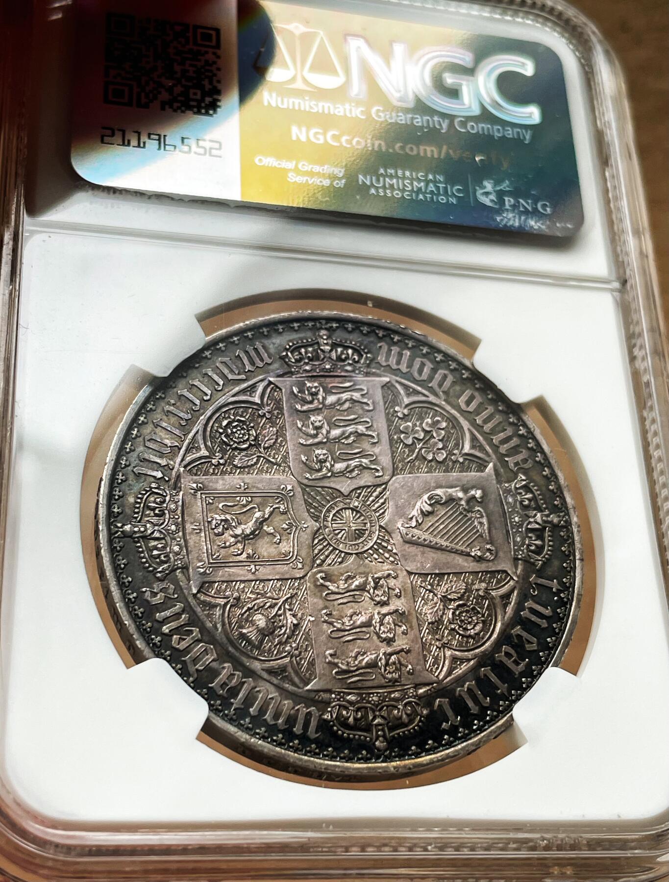 【Blue Auction】✨世界纸币精拍第500期盛典——白金之夜🔥🔥🔥 G-英国 1847年 经典维多利亚女王哥特克朗 发行约8000枚 MS PF 61 精制币 时任英国皇家造币厂首席雕刻师威廉·怀恩主刀，画家威廉·戴斯参与设计，哥特复兴式精美银币，誉为英国史上最美银币。任何硬币玩家都希望拥有的一枚银币，该枚包浆醇厚，画面完整清晰，转光带彩，图片根本无法表现那种美感。这是英国工业革命后突飞猛进的造币技术完美体现的代表作。