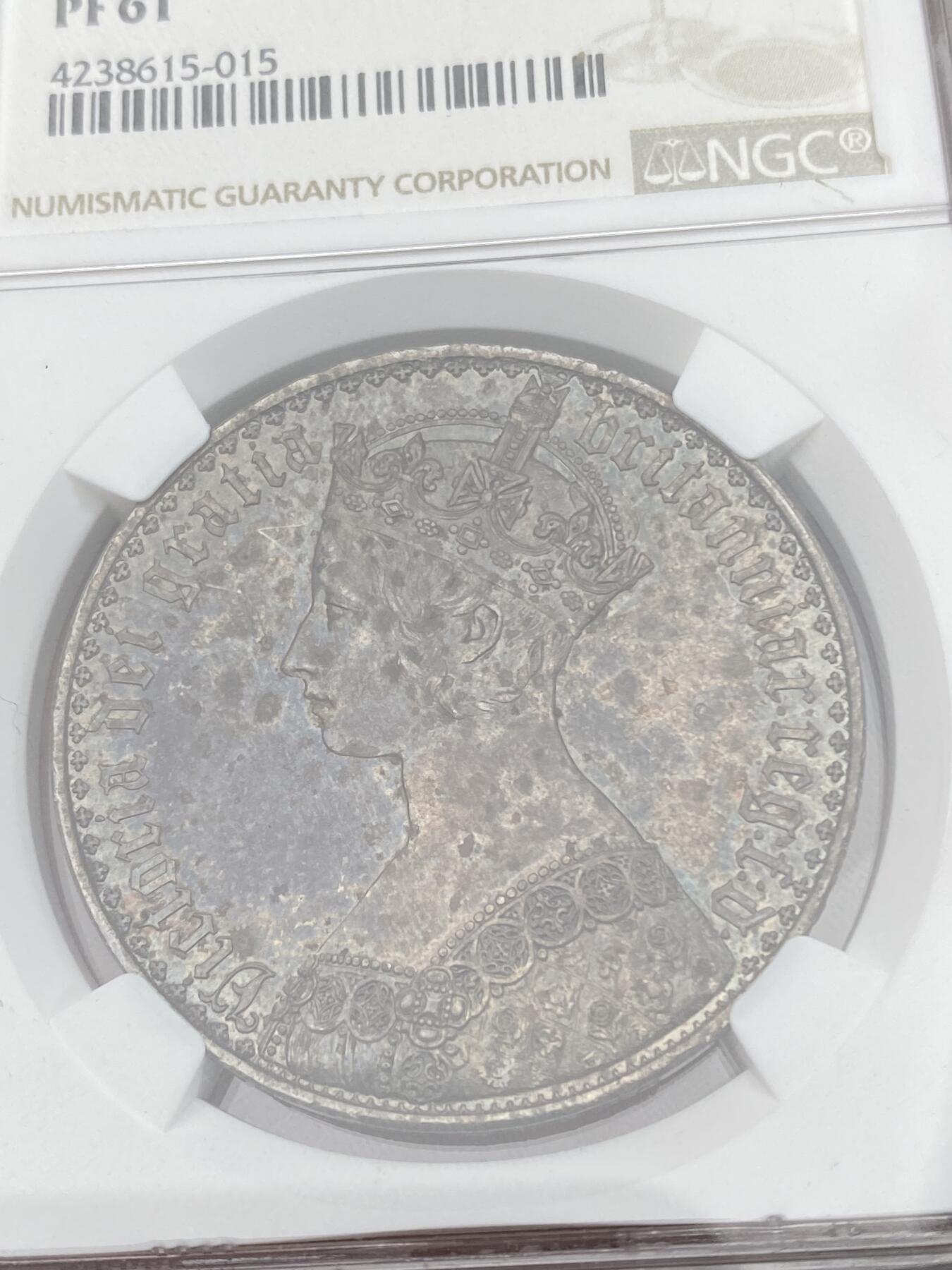 万国钱币拍卖第028期（花前月下●同享良章美币） NGC PF61 1847年英国维多利亚女皇哥特体克朗 世界机制币中的大名誉品，英国铸造工艺的巅峰之作，所有钱币玩家都耳熟能详的品种，热度居高不下，深色重五彩欧洲包浆，打制深峻，狮脸清晰，想入手哥特的藏家把握机会。