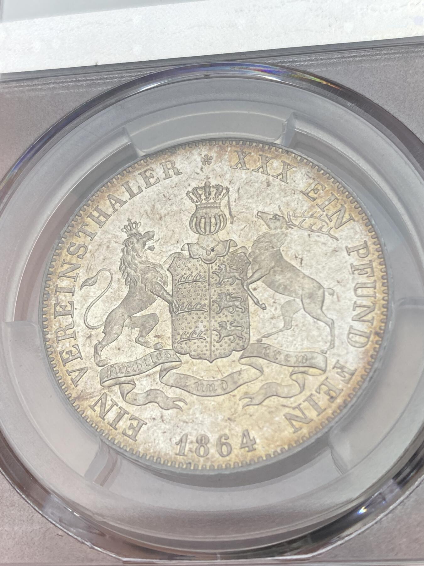 万国钱币拍卖第028期（花前月下●同享良章美币） PCGS MS65 1864年德国符腾堡狮鹿盾徽流通1泰勒 恰到好处的金彩覆盖在原光层饱满的币面上 底板类镜面质感 流通系列中有不小难度的品种之一 PC唯一冠军分