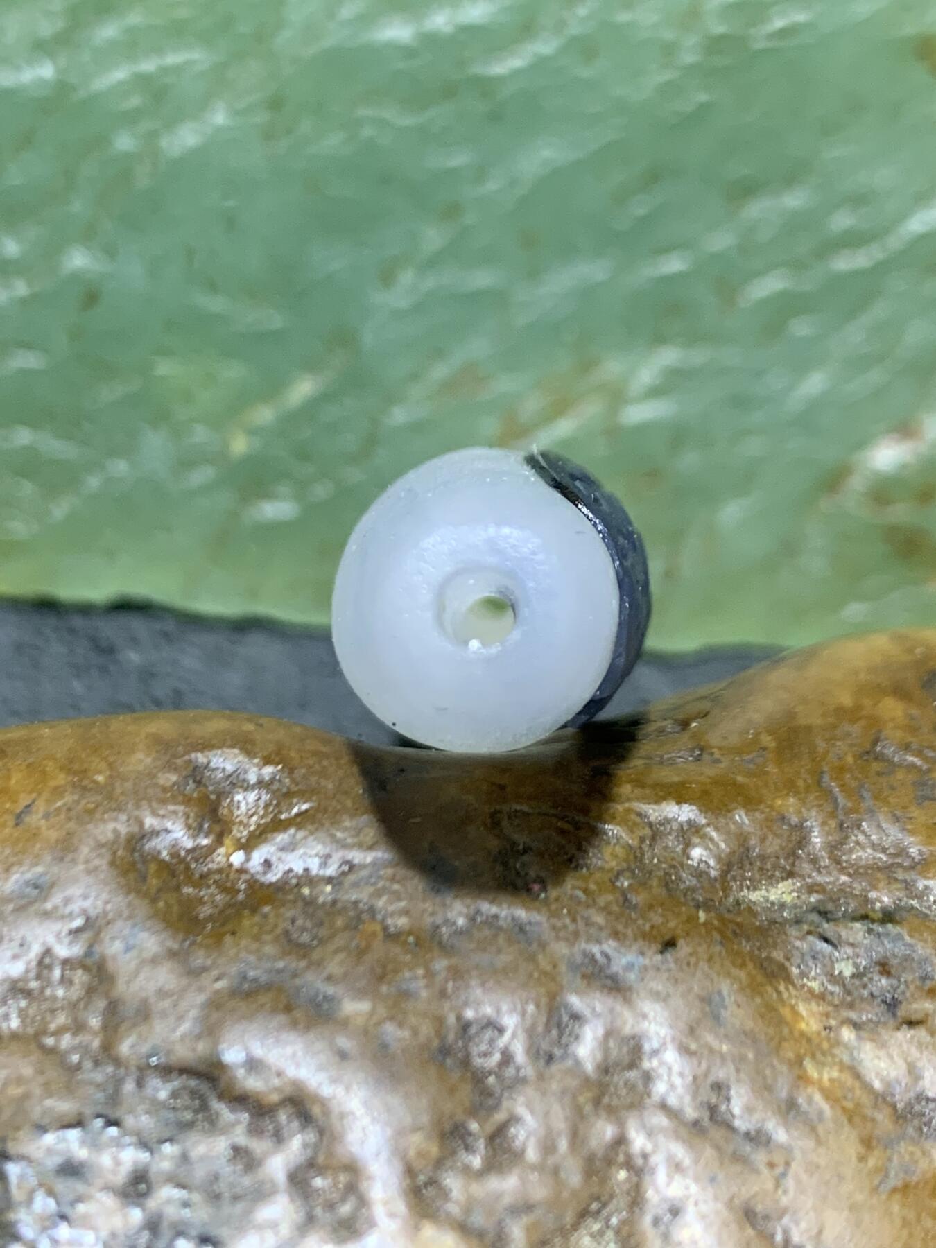 精美亚光高玉化海洋玉髓手工俏色巧雕蝴蝶桶珠一个！