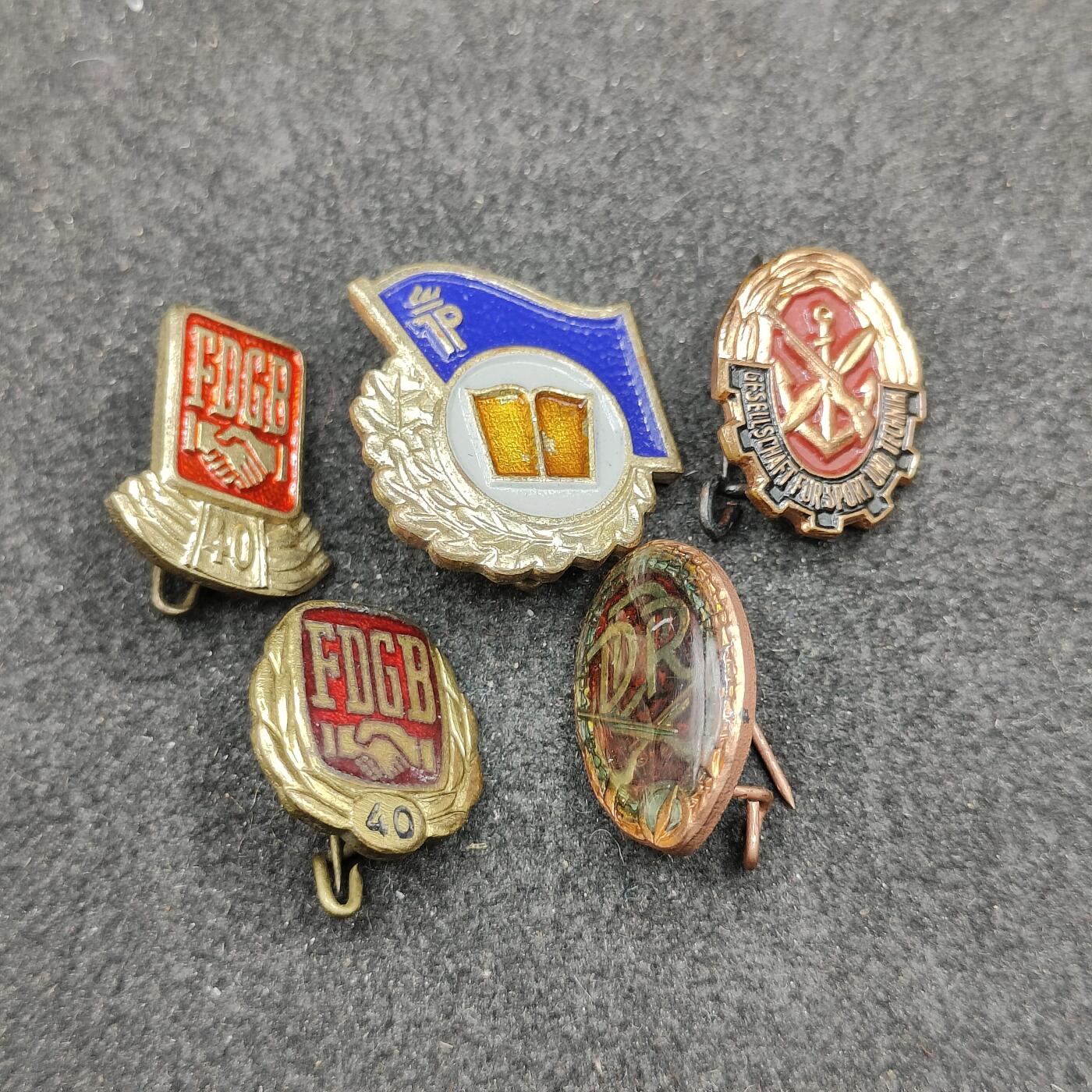 全场0元起拍 第170期 咸鱼国勋章拍卖专场 7月3日（周三）下午6：00开始 东德徽章五个