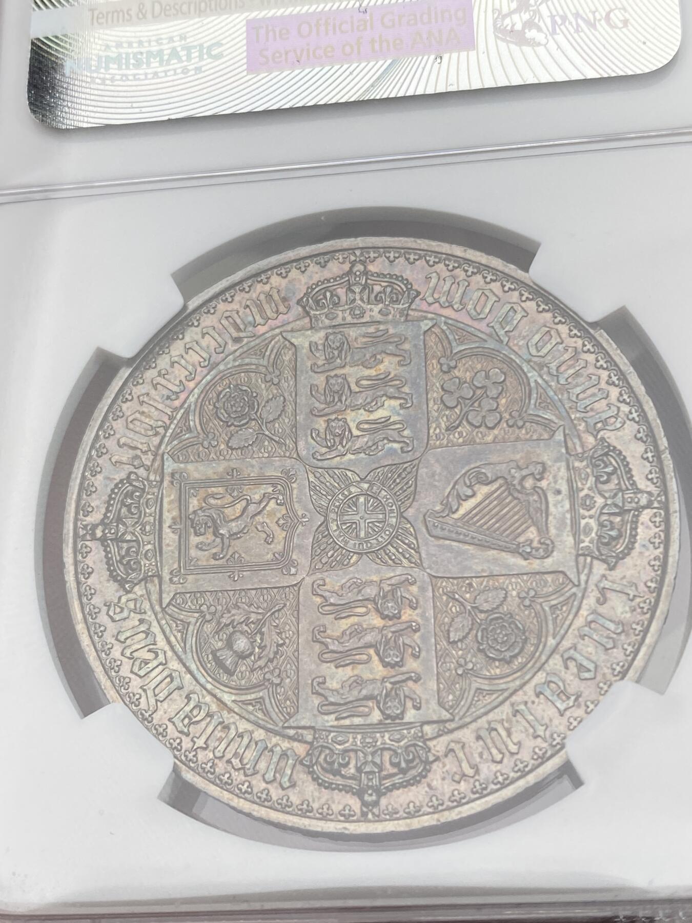 万国钱币拍卖第028期（花前月下●同享良章美币） NGC PF61 1847年英国维多利亚女皇哥特体克朗 世界机制币中的大名誉品，英国铸造工艺的巅峰之作，所有钱币玩家都耳熟能详的品种，热度居高不下，深色重五彩欧洲包浆，打制深峻，狮脸清晰，想入手哥特的藏家把握机会。