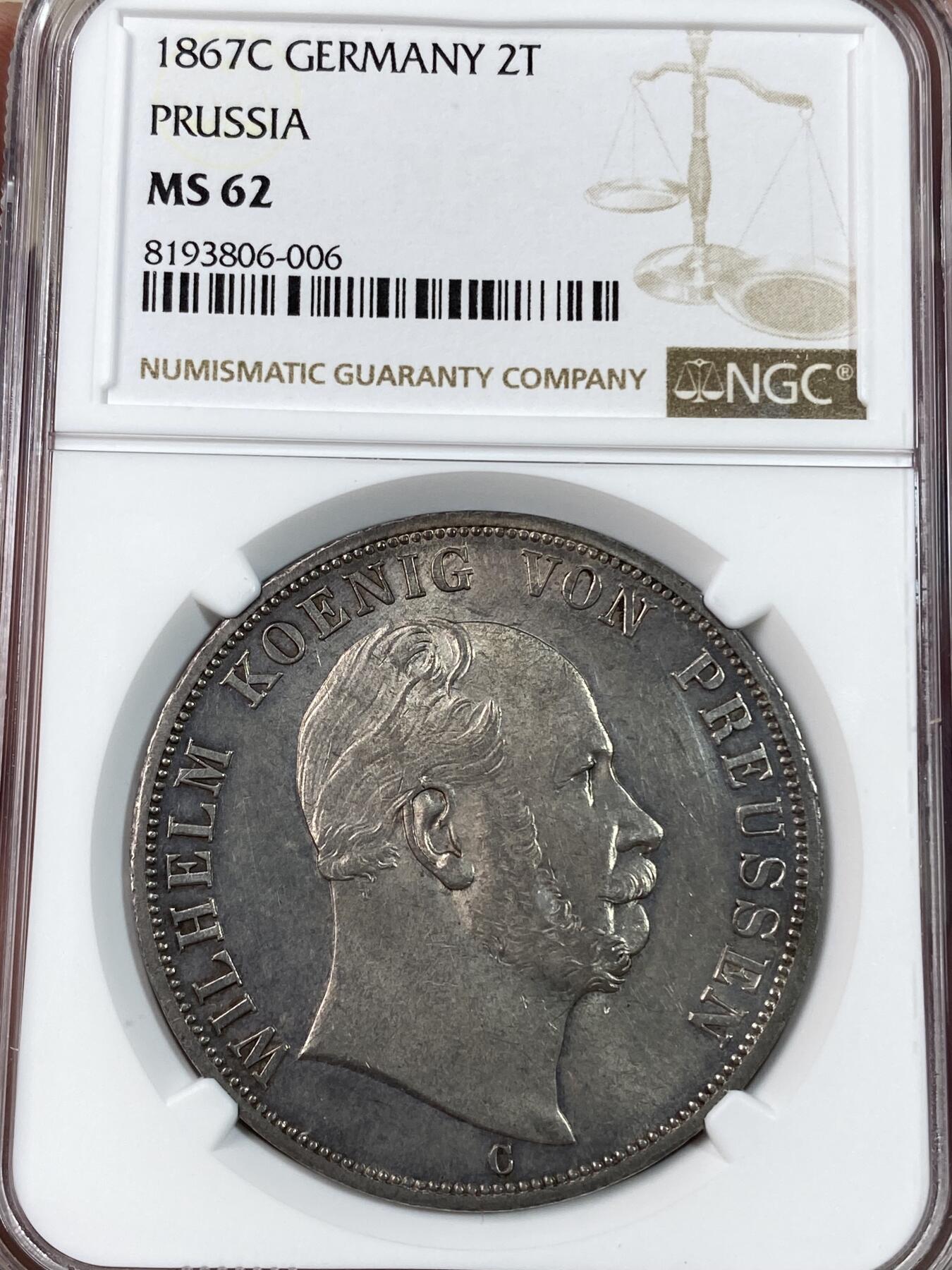 万国钱币拍卖第028期（花前月下●同享良章美币） NGC MS62 1867年德国普鲁士威廉一世2泰勒大银币 经典的C法兰克福厂 十字转光配上原味原始状态的币面 清新淡雅的状态令人着迷