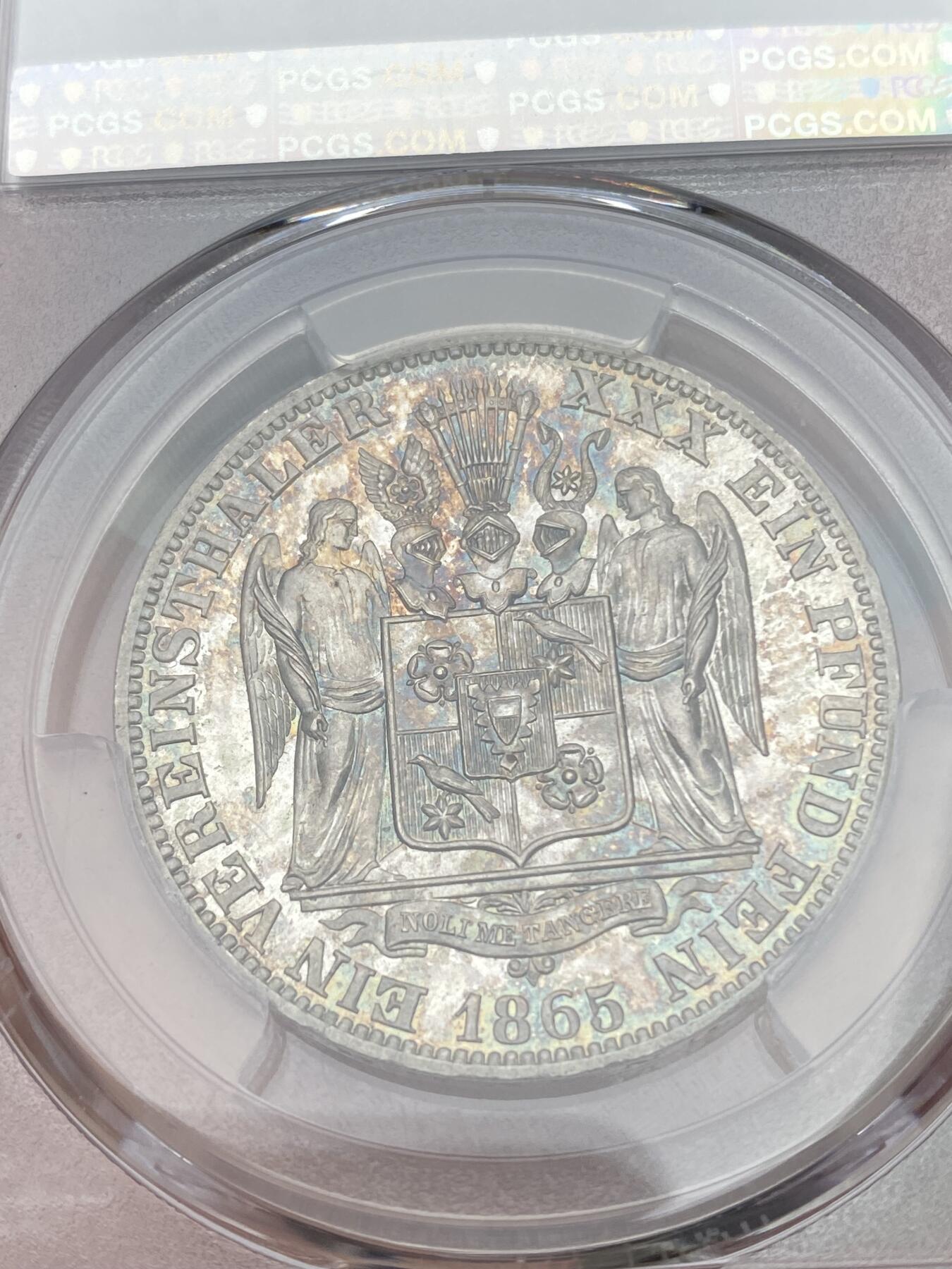 万国钱币拍卖第028期（花前月下●同享良章美币） PCGS MS65 1865年德国绍姆堡-利普天使1泰勒 单年发行7000枚的小邦天使泰勒 汉诺威厂的巅峰之作 无论彩虹般的包浆还是镜子般的底板都将这枚泰勒勾勒为完美的完全体收藏品 PCGS唯二冠军分