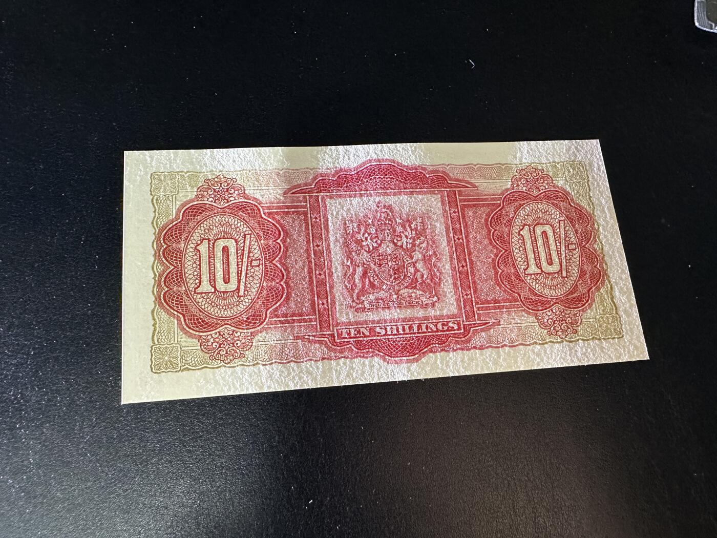 《外钞收藏家》第三百八十五期 1957年百慕大10先令 UNC- 中间疑似有问题