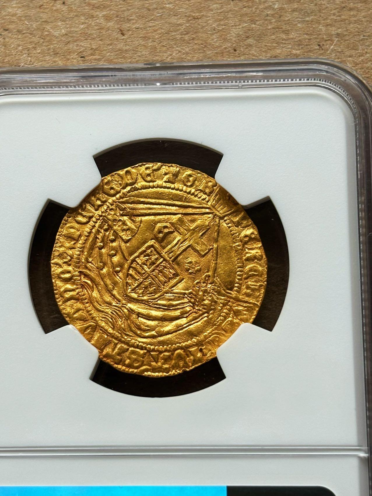 【Blue Auction】✨世界纸币精拍第500期盛典——白金之夜🔥🔥🔥 G-【仅5个记录】英格兰 1471-72年（该类金币创始年份意义重大）约克王朝首位国王爱德华四世 Angel天使金币 黄金纯度达99%以上 NGC MS61 正面是身强力壮的大天使米迦勒用长长的十字架手杖（纹章五翼）刺杀恶龙（撒旦）的经典图案；背面是皇家盾徽和十字架组成一艘船的图案，上面带有玫瑰花和专属印记。画面细节如此完整，黄金灿灿，让人心醉，英系高端玩家不可错过的一枚。