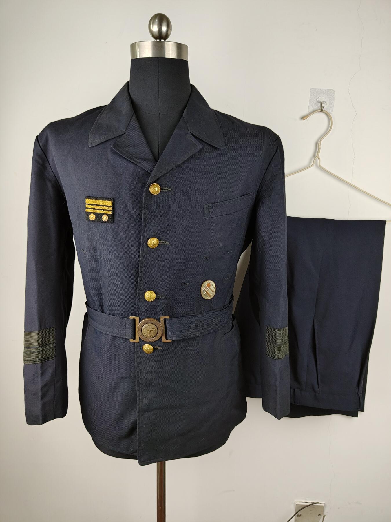 全场0元起拍 第170期 咸鱼国勋章拍卖专场 7月3日（周三）下午6：00开始 日本早期 消防团团长制服一套 胸围105 肩宽48 衣长70 袖长56 腰围98 裤长100
