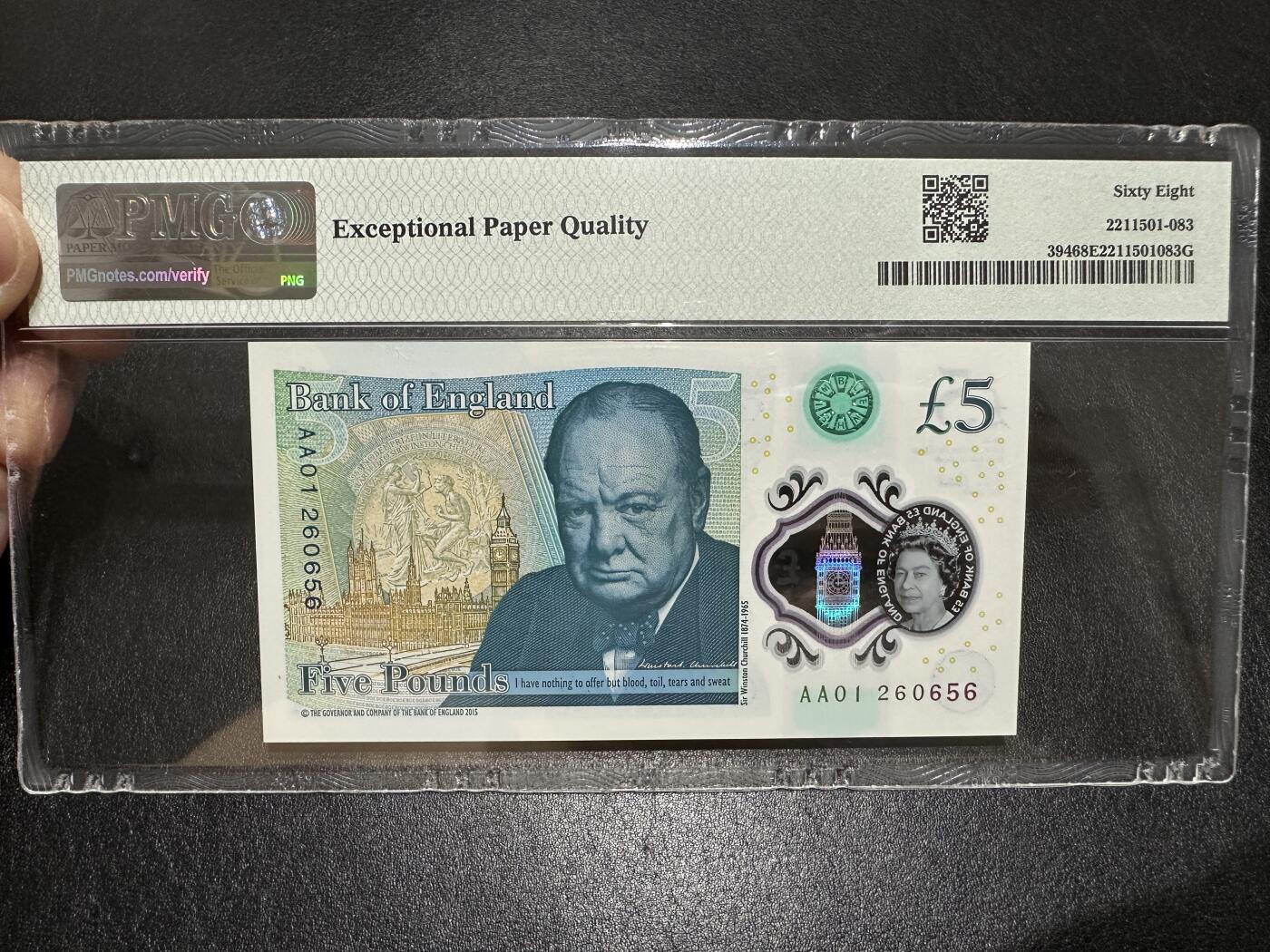 《外钞收藏家》第三百八十五期 2015年英国最新版D序列5镑 AA01冠 无47 PMG68