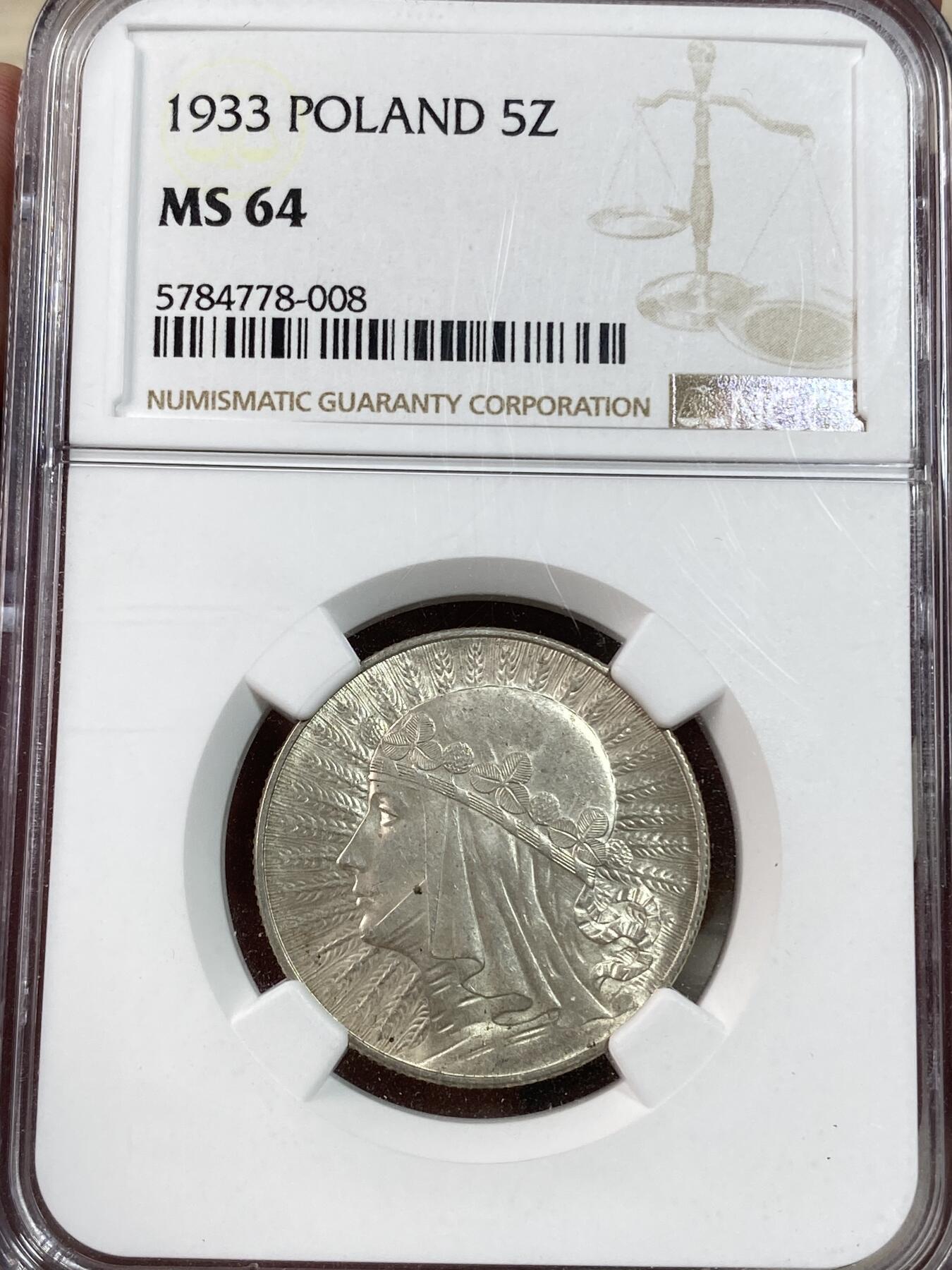 万国钱币拍卖第028期（花前月下●同享良章美币） NGC MS64 1933年波兰5兹罗提银币 雅德维加女皇 64分极为难得，亚军分顶级状态，实物绝美。强车轮流银霜光，自带美人痣。设计优秀，三叶草丝带头巾，谷物背景。