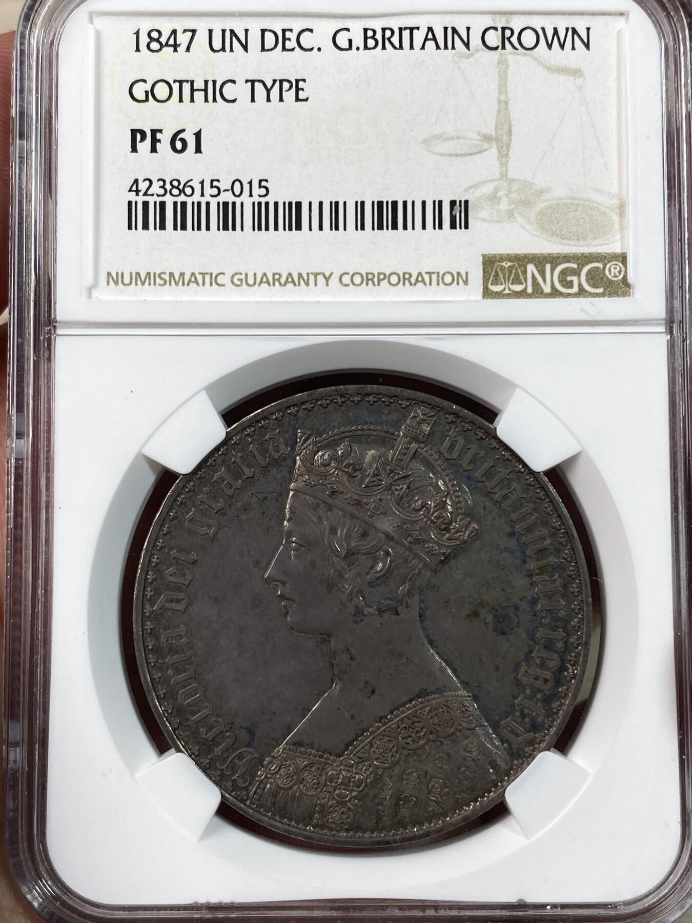 万国钱币拍卖第028期（花前月下●同享良章美币） NGC PF61 1847年英国维多利亚女皇哥特体克朗 世界机制币中的大名誉品，英国铸造工艺的巅峰之作，所有钱币玩家都耳熟能详的品种，热度居高不下，深色重五彩欧洲包浆，打制深峻，狮脸清晰，想入手哥特的藏家把握机会。