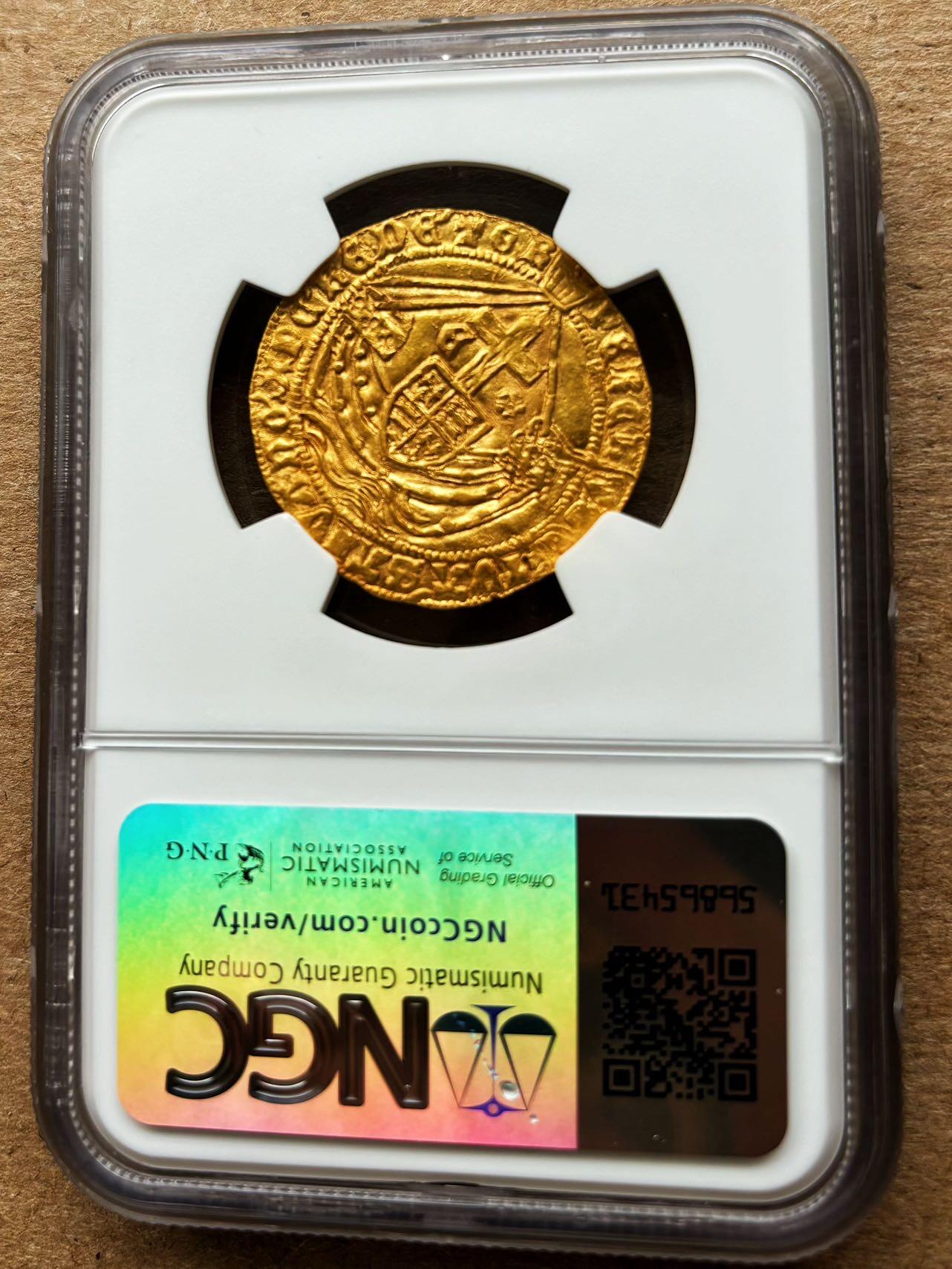 【Blue Auction】✨世界纸币精拍第500期盛典——白金之夜🔥🔥🔥 G-【仅5个记录】英格兰 1471-72年（该类金币创始年份意义重大）约克王朝首位国王爱德华四世 Angel天使金币 黄金纯度达99%以上 NGC MS61 正面是身强力壮的大天使米迦勒用长长的十字架手杖（纹章五翼）刺杀恶龙（撒旦）的经典图案；背面是皇家盾徽和十字架组成一艘船的图案，上面带有玫瑰花和专属印记。画面细节如此完整，黄金灿灿，让人心醉，英系高端玩家不可错过的一枚。