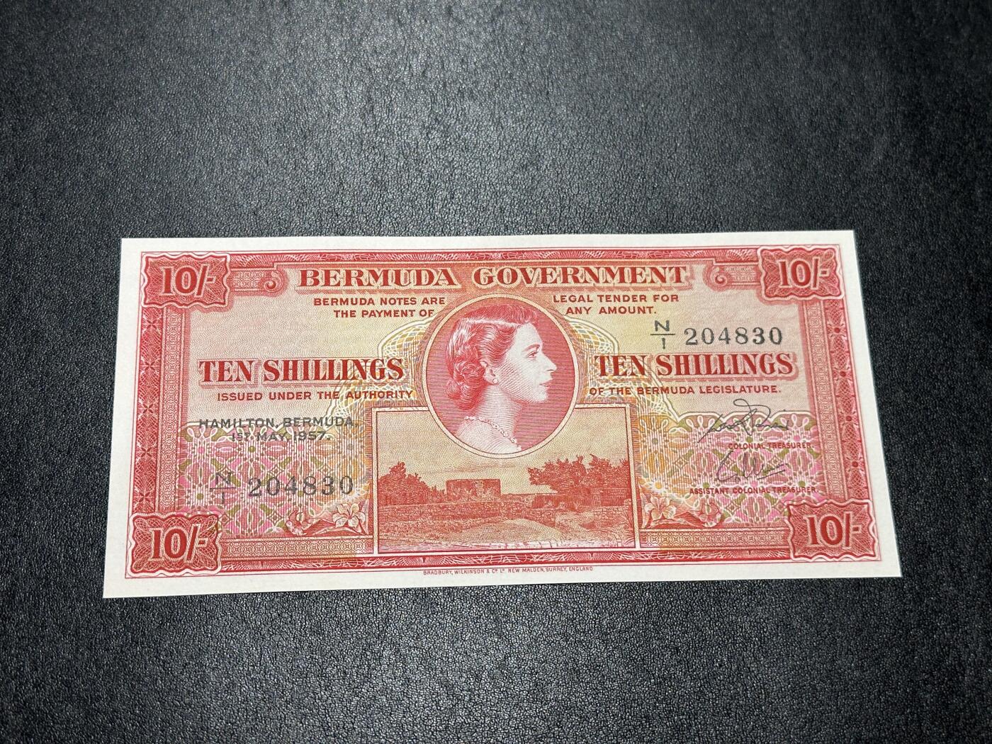 《外钞收藏家》第三百八十五期 1957年百慕大10先令 UNC- 中间疑似有问题