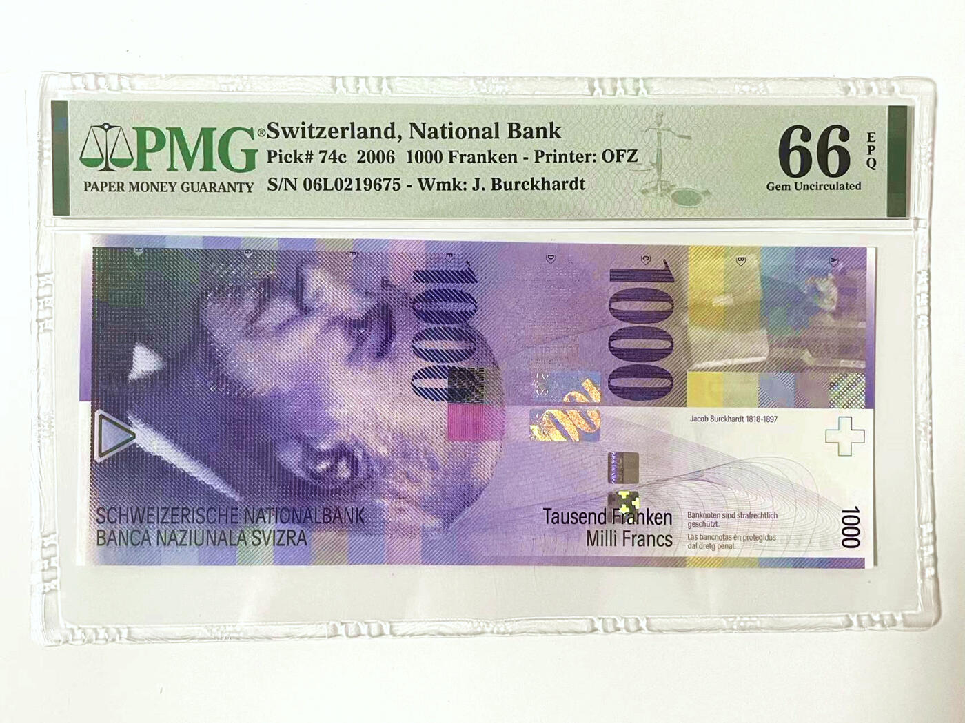 【Blue Auction】✨世界纸币精拍第500期盛典——白金之夜🔥🔥🔥 S-瑞士 2006年1000法郎 PMG66EPQ 人像版正面人物雅各布·布克哈特，19世纪最伟大的文化史家和艺术史家之一。一生著述甚丰，《意大利文艺复兴时期的文化》、《君士坦丁大帝时代》、《希腊文化史》是其代表性的著作。