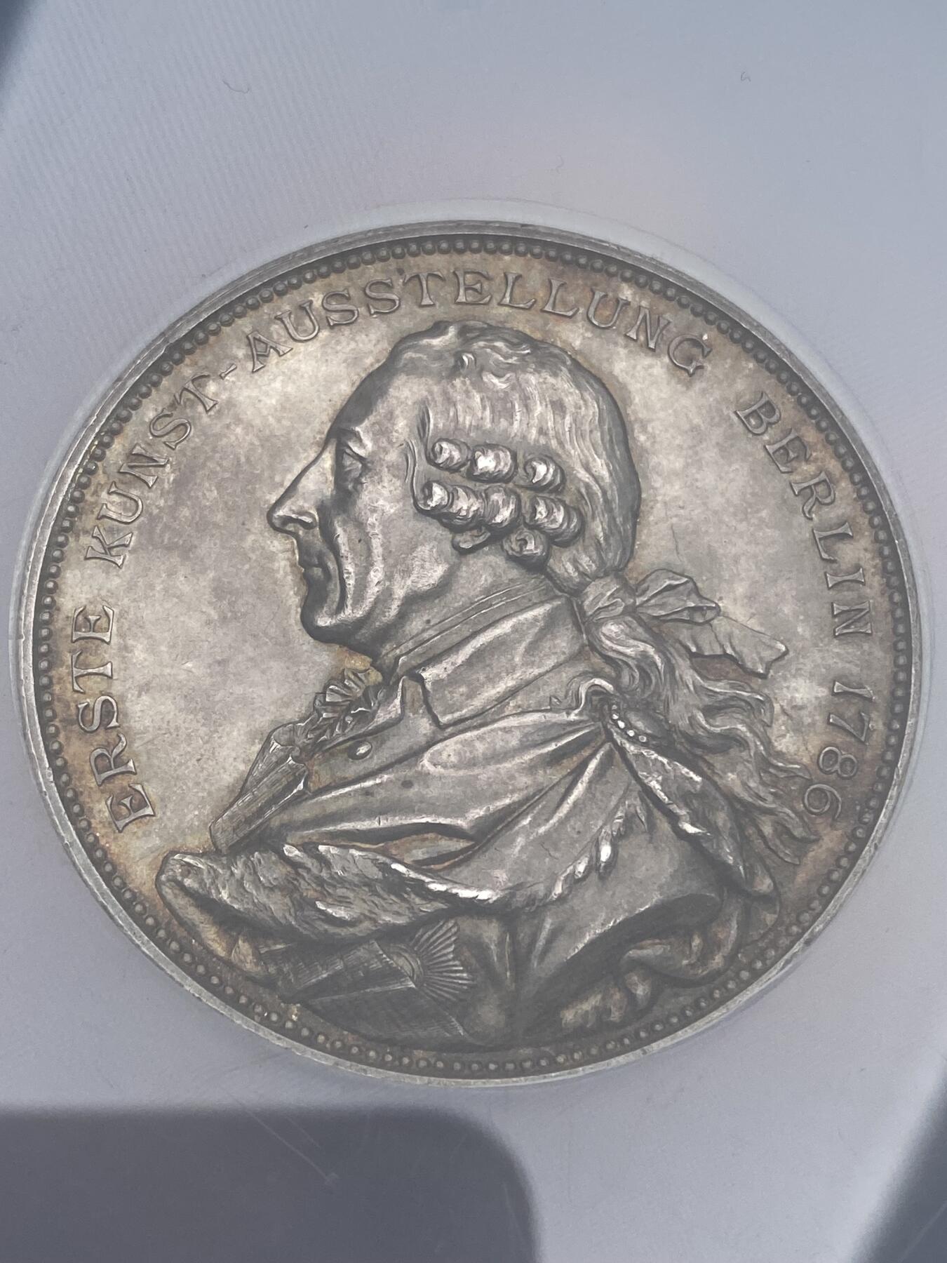 万国钱币拍卖第028期（花前月下●同享良章美币） NGC MS64 1886年德国威廉一世纪念柏林艺术展百年创展暨腓特烈大帝逝世百年纪念大银章 48MM 110G 非常厚重的高浮雕官铸大银章 普鲁士银章系列的名誉品种之一 G.LOOS名家倾力设计