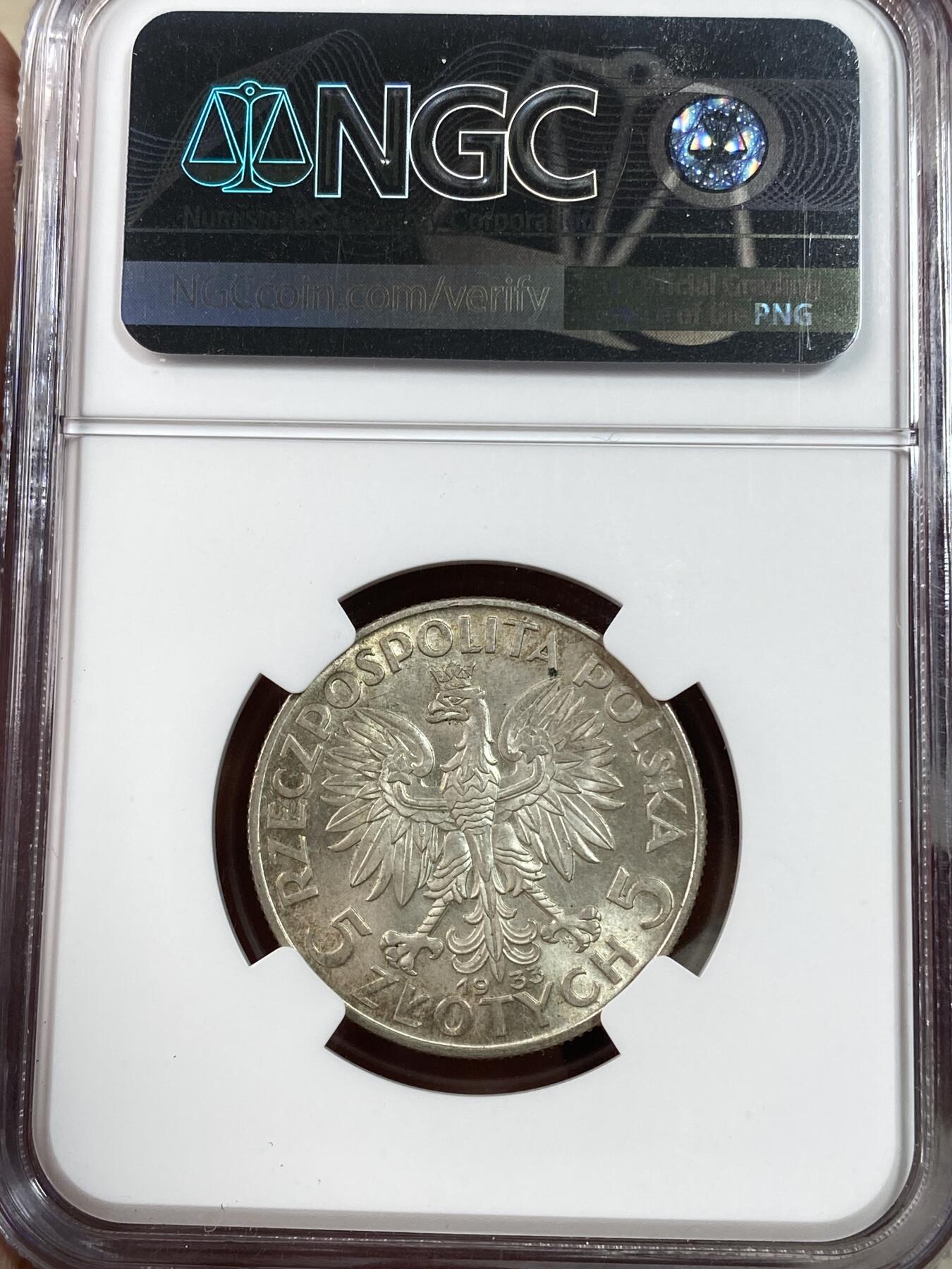 万国钱币拍卖第028期（花前月下●同享良章美币） NGC MS64 1933年波兰5兹罗提银币 雅德维加女皇 64分极为难得，亚军分顶级状态，实物绝美。强车轮流银霜光，自带美人痣。设计优秀，三叶草丝带头巾，谷物背景。