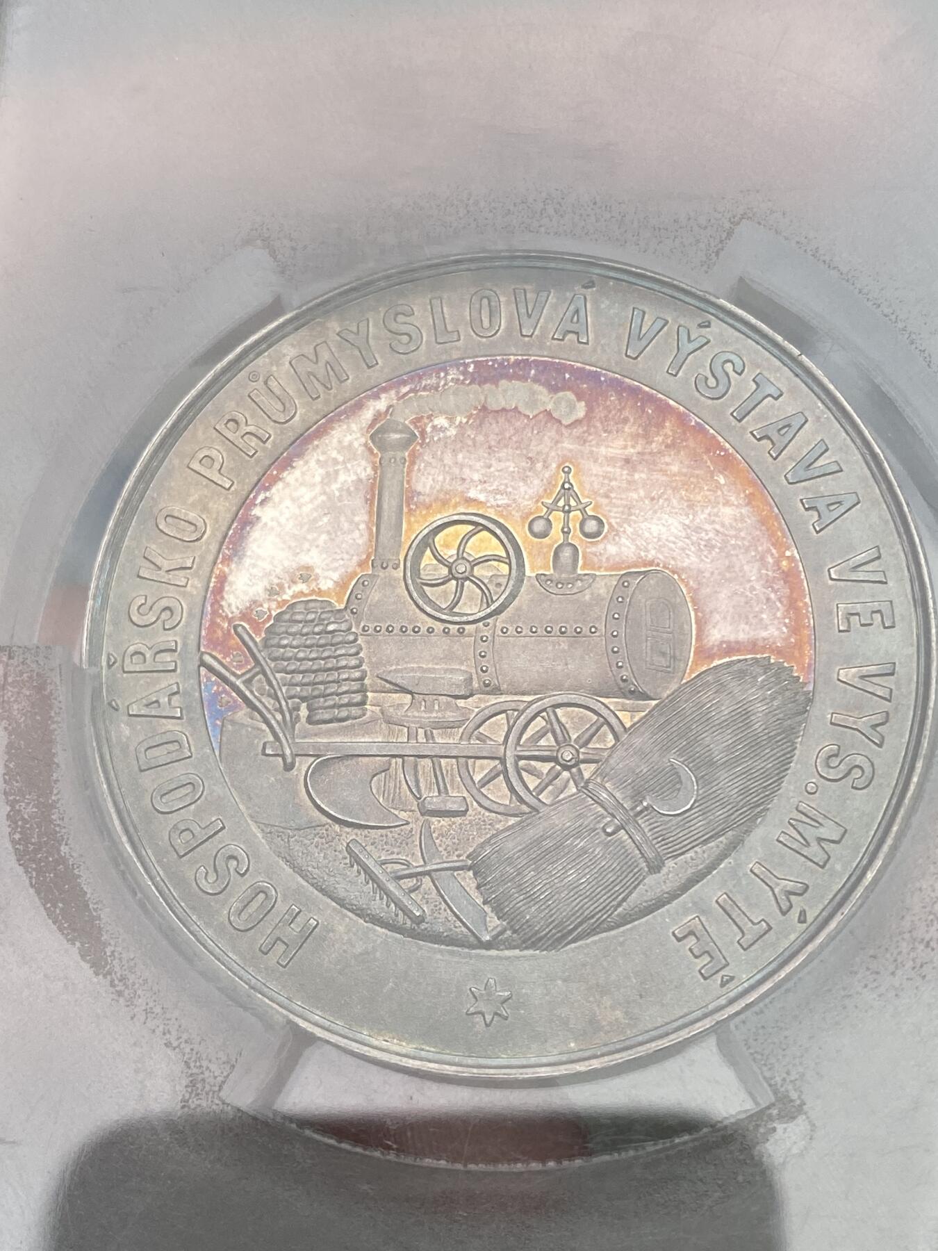 万国钱币拍卖第028期（花前月下●同享良章美币） PCGS SP64 捷克19世纪末20世纪初马剑屠龙大银章 如夕阳余辉般的火烧云包浆 过目不忘 PC唯一冠军 直径55mm 加大盒