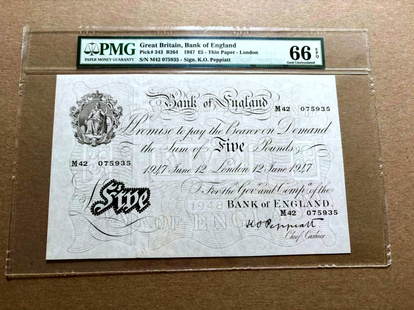 【Blue Auction】✨世界纸币精拍第500期盛典——白金之夜🔥🔥🔥 G-【p343 Peppiatt签名】英国 1947年5镑 白色英镑 PMG66EPQ 老壳 超大票幅