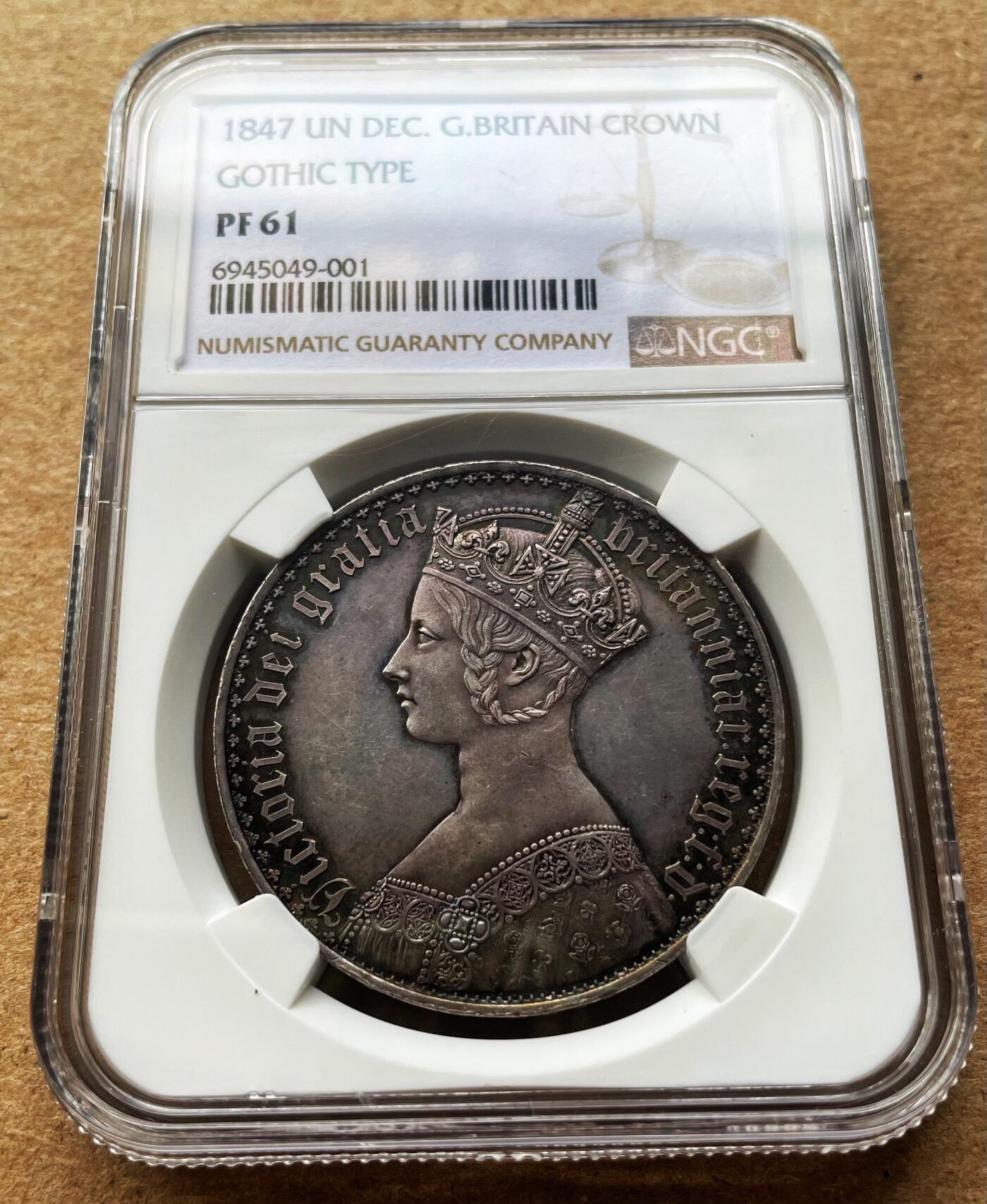 【Blue Auction】✨世界纸币精拍第500期盛典——白金之夜🔥🔥🔥 G-英国 1847年 经典维多利亚女王哥特克朗 发行约8000枚 MS PF 61 精制币 时任英国皇家造币厂首席雕刻师威廉·怀恩主刀，画家威廉·戴斯参与设计，哥特复兴式精美银币，誉为英国史上最美银币。任何硬币玩家都希望拥有的一枚银币，该枚包浆醇厚，画面完整清晰，转光带彩，图片根本无法表现那种美感。这是英国工业革命后突飞猛进的造币技术完美体现的代表作。