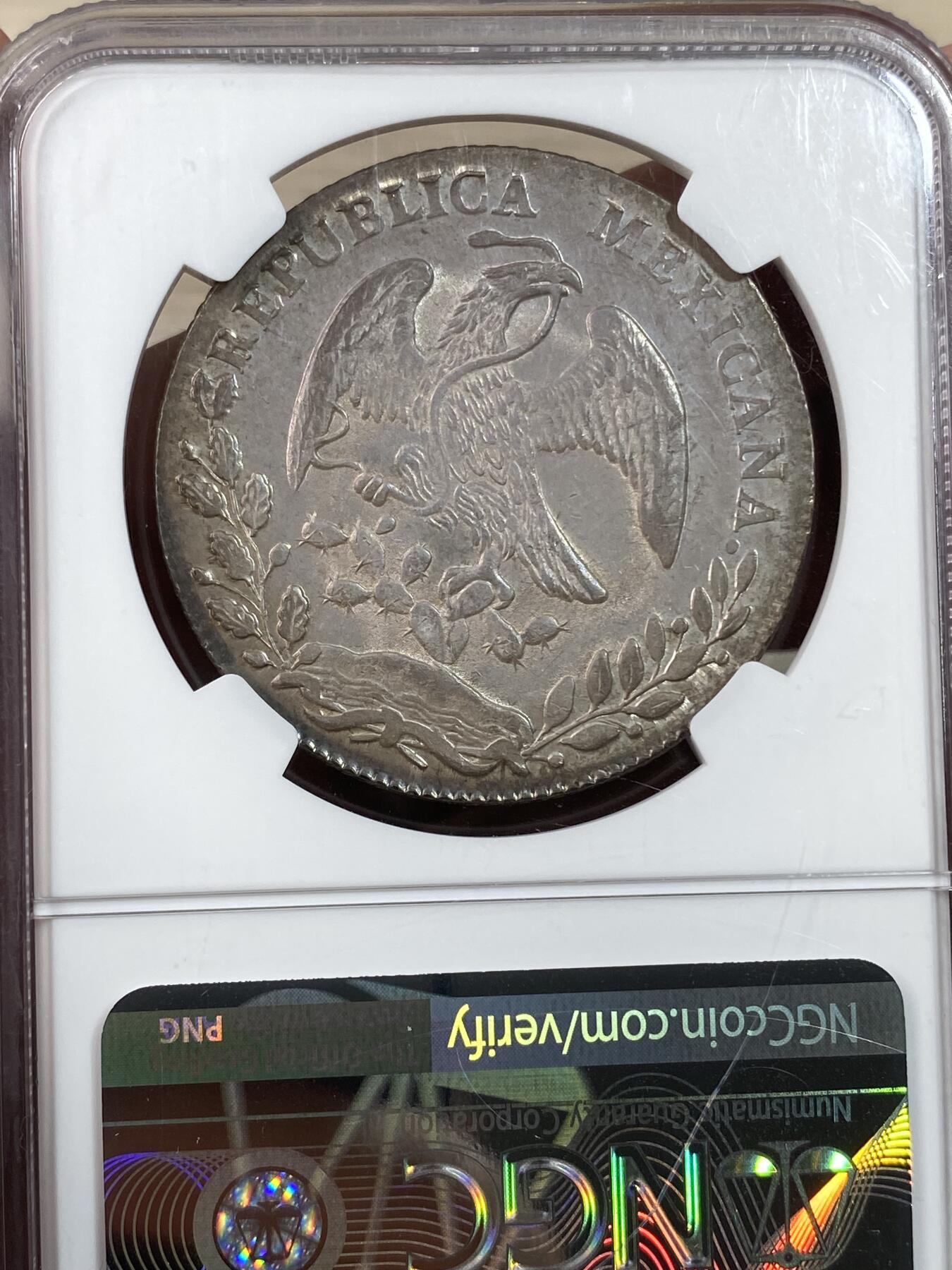 万国钱币拍卖第028期（花前月下●同享良章美币） NGC MS64 1855年墨西哥鹰洋8里亚尔 花边鹰洋 在华流通 MO-GF早期年份少见版别，双面老包浆，可爱粉紫彩。打制锐利，实物状态极佳。数据库亚军分，评级数稀少。