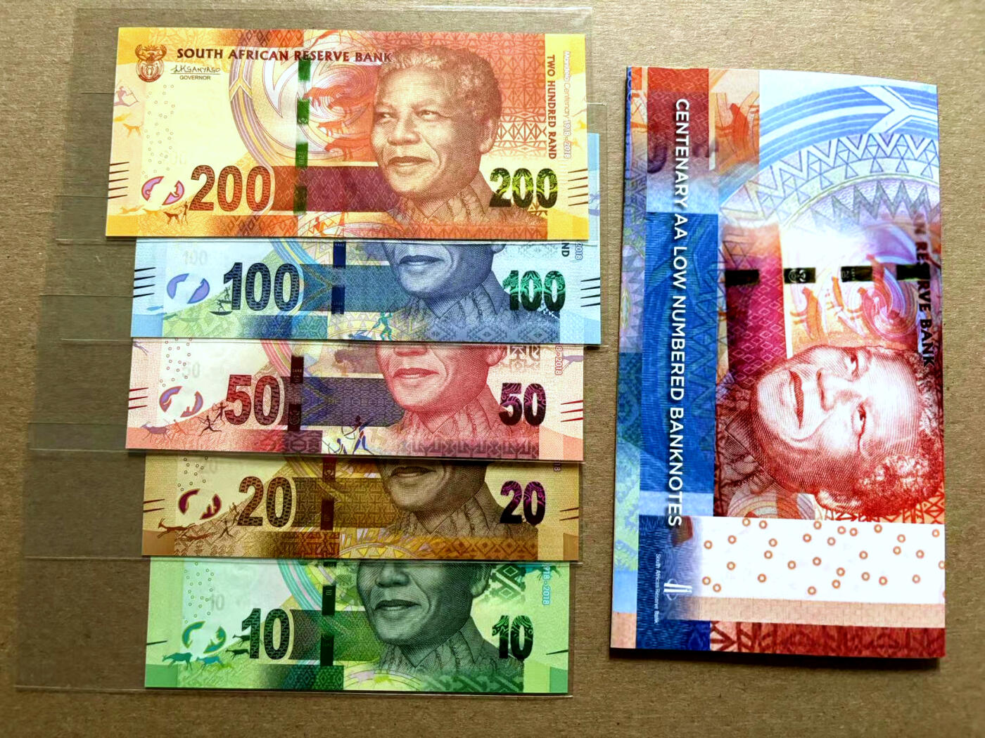 【Blue Auction】✨世界纸币精拍第500期盛典——白金之夜🔥🔥🔥 S-【原装带册 纪念钞版本少见 AA冠876全同小号】南非 2018年10-200兰特 全新UNC  曼德拉头像 