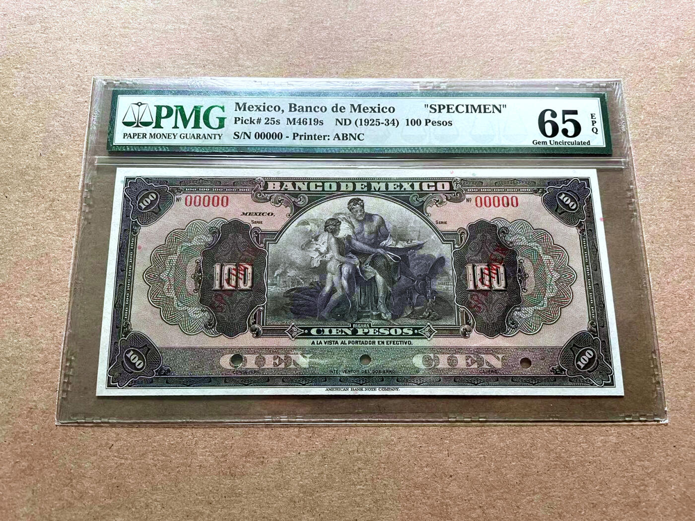 【Blue Auction】✨世界纸币精拍第500期盛典——白金之夜🔥🔥🔥 M-墨西哥 1925-34年100比索 PMG65EPQ ABNC出品 样钞 正面是加拿大100元纸币背面的经典图案，雕刻非常精美。背面是位于墨西哥城的独立纪念柱，于1910年9月16日墨西哥独立战争100周年落成，由墨西哥建筑师和法国雕刻家合作完成的，它是墨西哥人民独立精神的象征，也是墨西哥人民反对外来侵略者、争取民族独立的胜利标志。