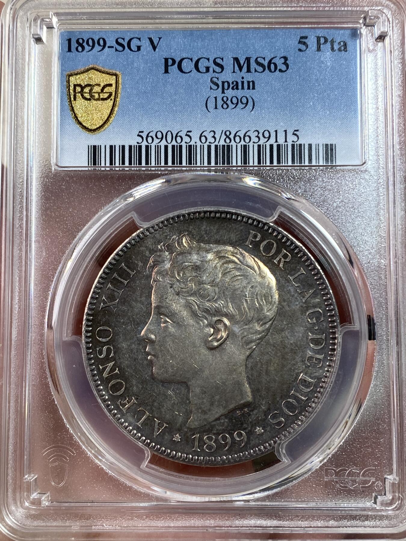 万国钱币拍卖第028期（花前月下●同享良章美币） PCGS MS63 1899年西班牙5比塞塔大银币 经典男童设计，海格力斯双柱。通体原味虹彩包浆，车轮光打制优异底板佳。实物非常漂亮，远超白板的视觉享受，也没有一般63的伤痕累累。评分略微保守，作为流通币保存状态相当不错。相对少见的年份，值得收藏的热门西班牙大银。