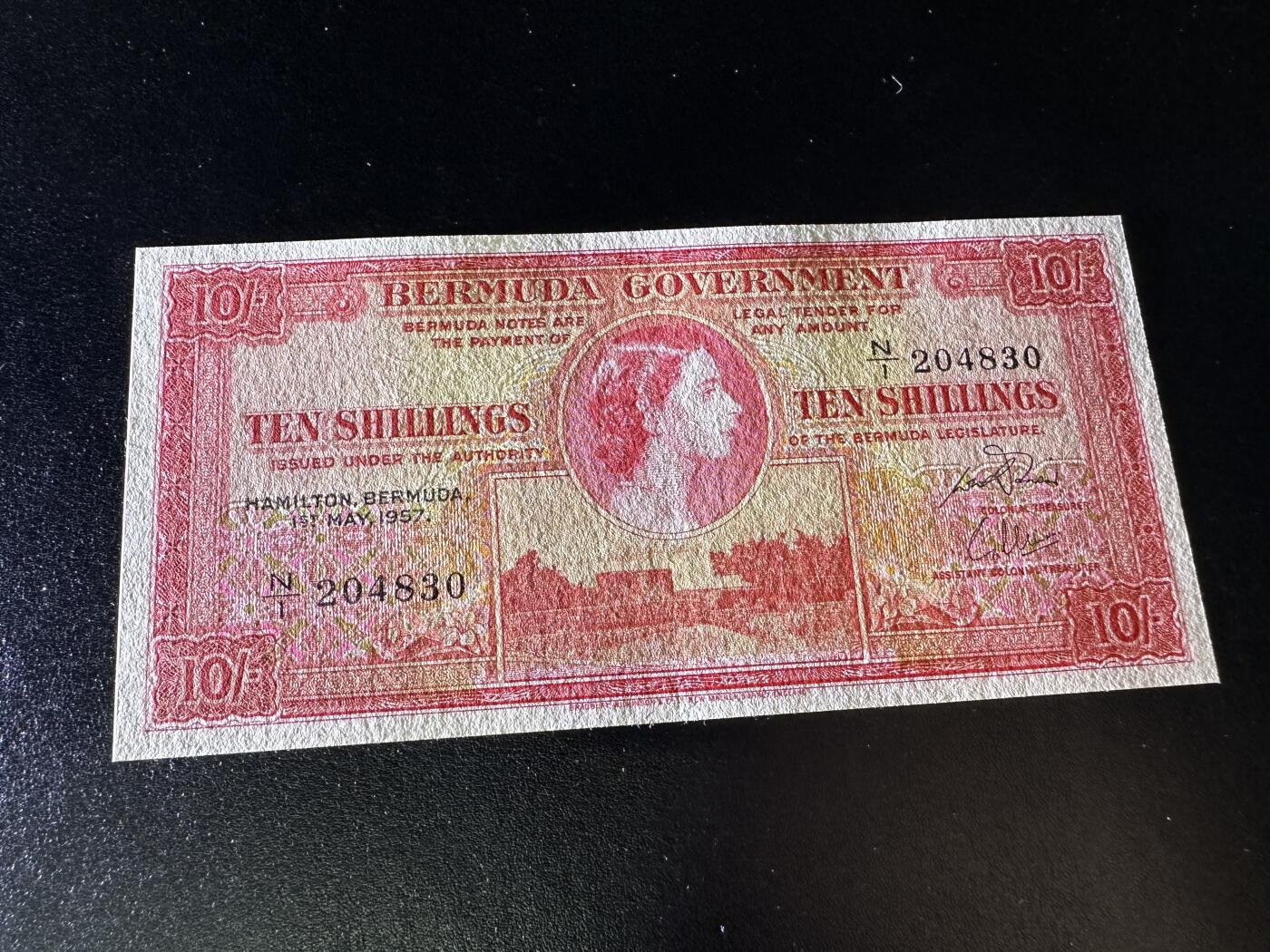 《外钞收藏家》第三百八十五期 1957年百慕大10先令 UNC- 中间疑似有问题