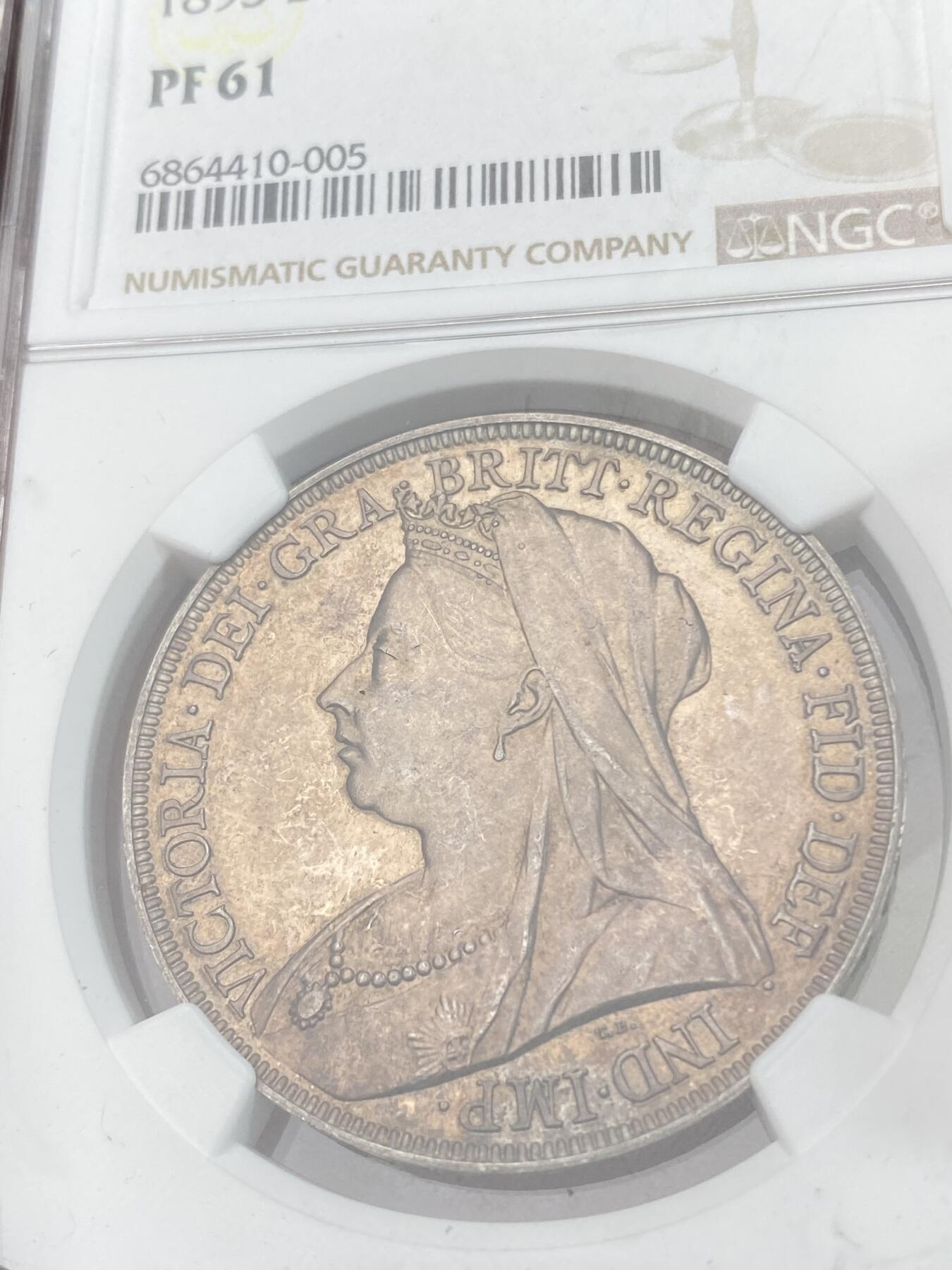 万国钱币拍卖第028期（花前月下●同享良章美币） NGC PF61 1893年英国维多利亚女皇批纱马剑精制克朗 经典的英式火烧云包浆 实物镜面状态很好