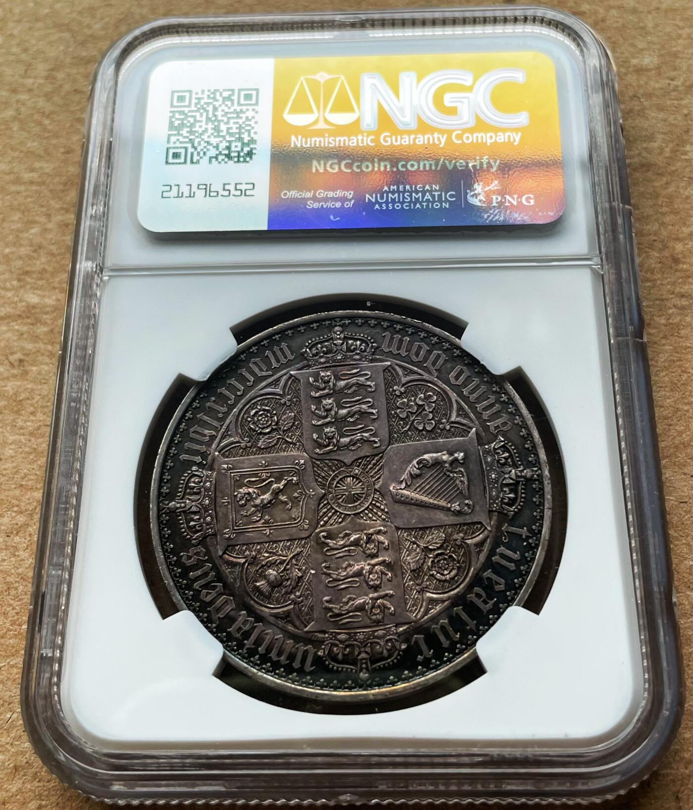 【Blue Auction】✨世界纸币精拍第500期盛典——白金之夜🔥🔥🔥 G-英国 1847年 经典维多利亚女王哥特克朗 发行约8000枚 MS PF 61 精制币 时任英国皇家造币厂首席雕刻师威廉·怀恩主刀，画家威廉·戴斯参与设计，哥特复兴式精美银币，誉为英国史上最美银币。任何硬币玩家都希望拥有的一枚银币，该枚包浆醇厚，画面完整清晰，转光带彩，图片根本无法表现那种美感。这是英国工业革命后突飞猛进的造币技术完美体现的代表作。