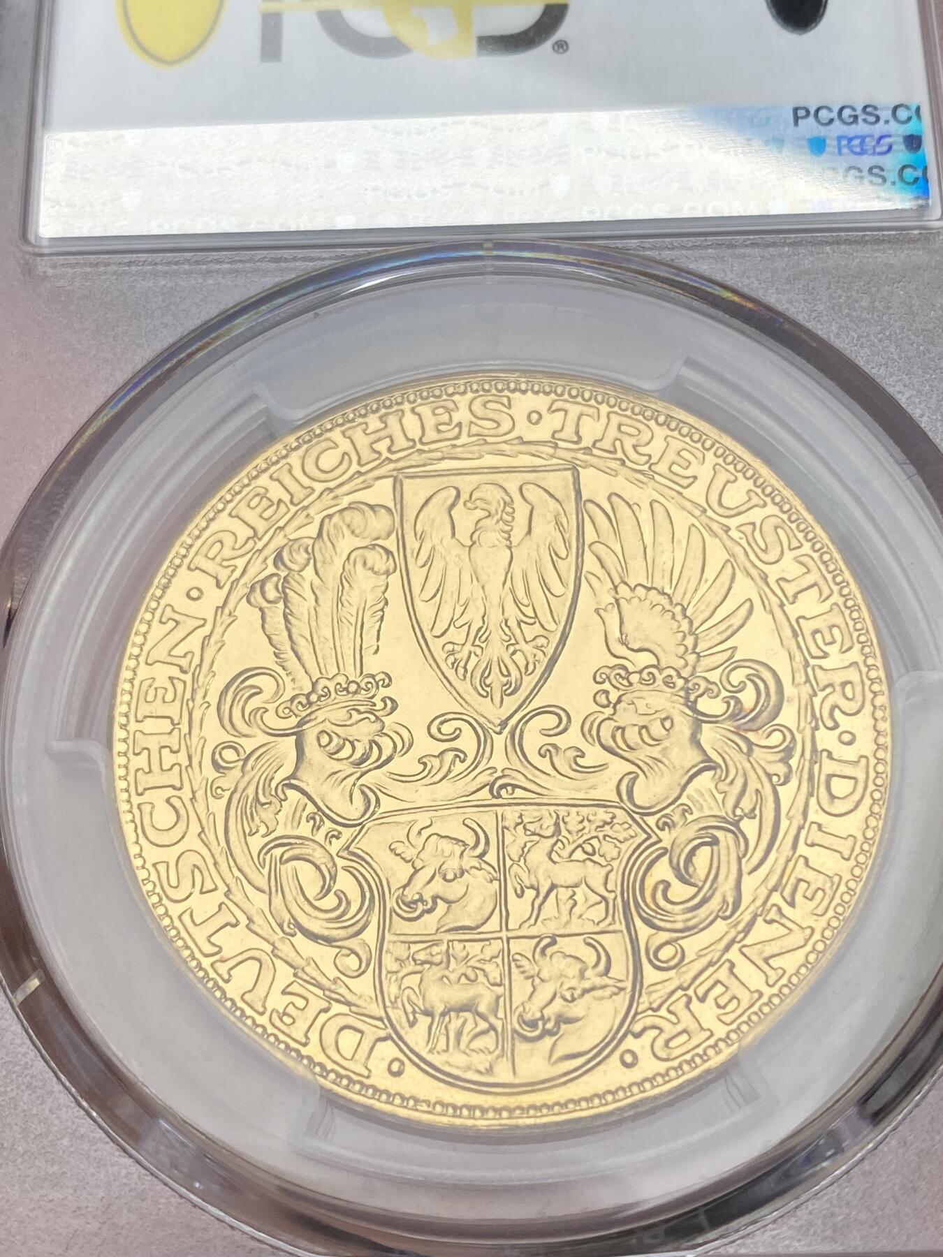 万国钱币拍卖第028期（花前月下●同享良章美币） PCGS SP64 1927年德国魏玛共和国总统兴登堡80大寿5马克形制大金章 23G左右，哥茨广为流传的一款经典设计，镜面精制的底板与喷砂感浓厚的高点相互辉映，如果放在N盒里应该是PFCAM的存在。