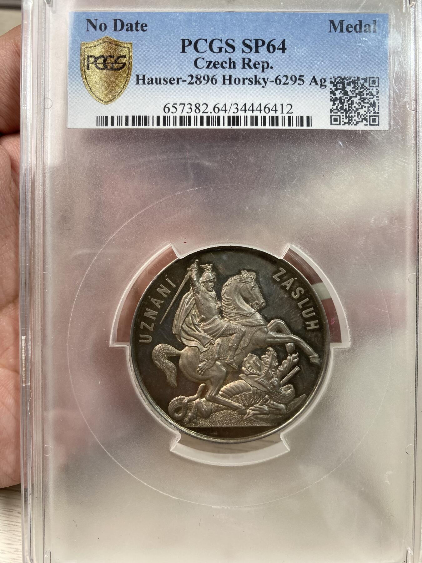 万国钱币拍卖第028期（花前月下●同享良章美币） PCGS SP64 捷克19世纪末20世纪初马剑屠龙大银章 如夕阳余辉般的火烧云包浆 过目不忘 PC唯一冠军 直径55mm 加大盒