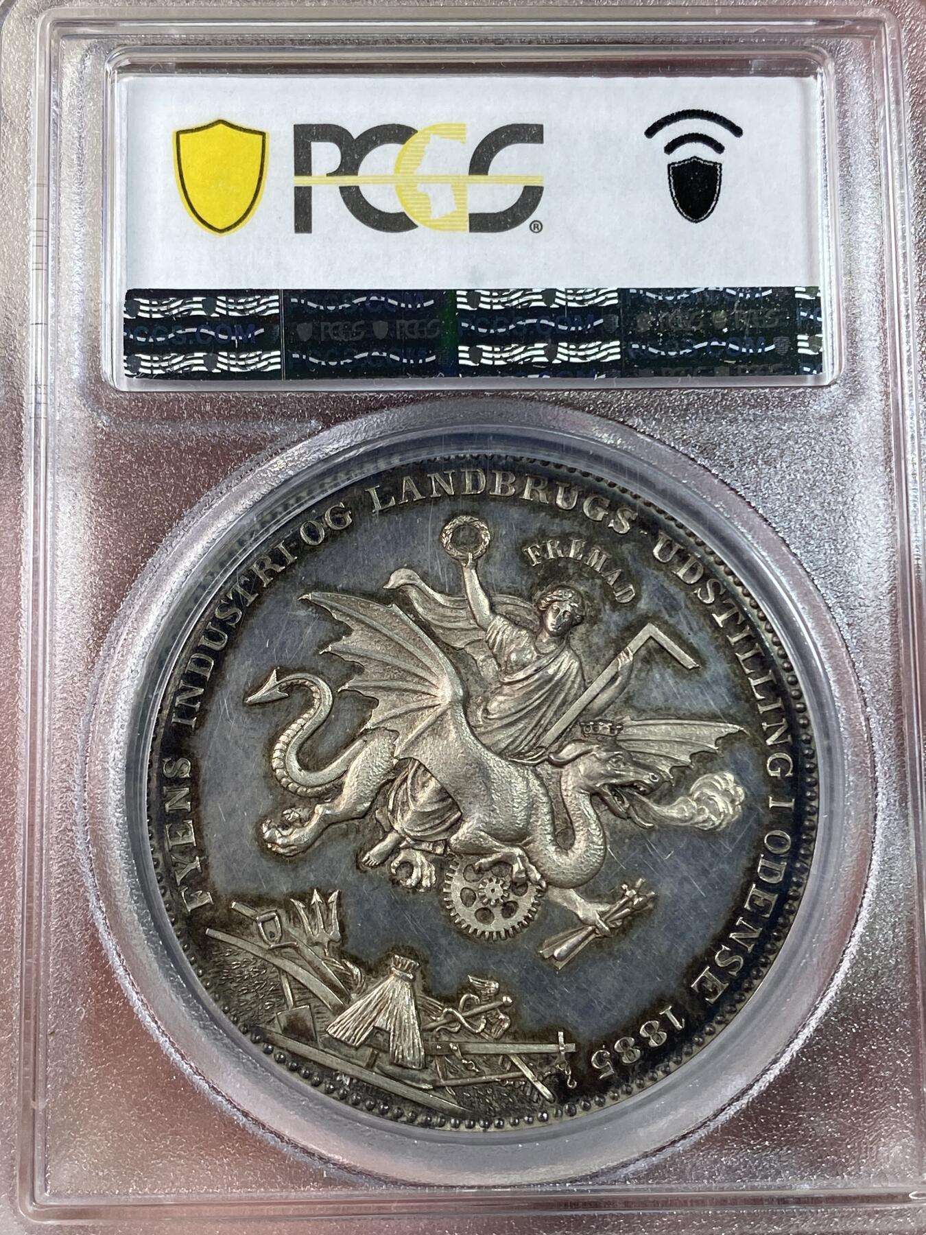 万国钱币拍卖第028期（花前月下●同享良章美币） PCGS SP62  唯一记录1885年丹麦国王克里斯蒂安九世像欧塞登工业与农业博览会纪念大银章 典型的北欧银章 ，背面北欧飞龙形象罕见又经典。实物超厚重，加厚评级盒！	43MM 45G