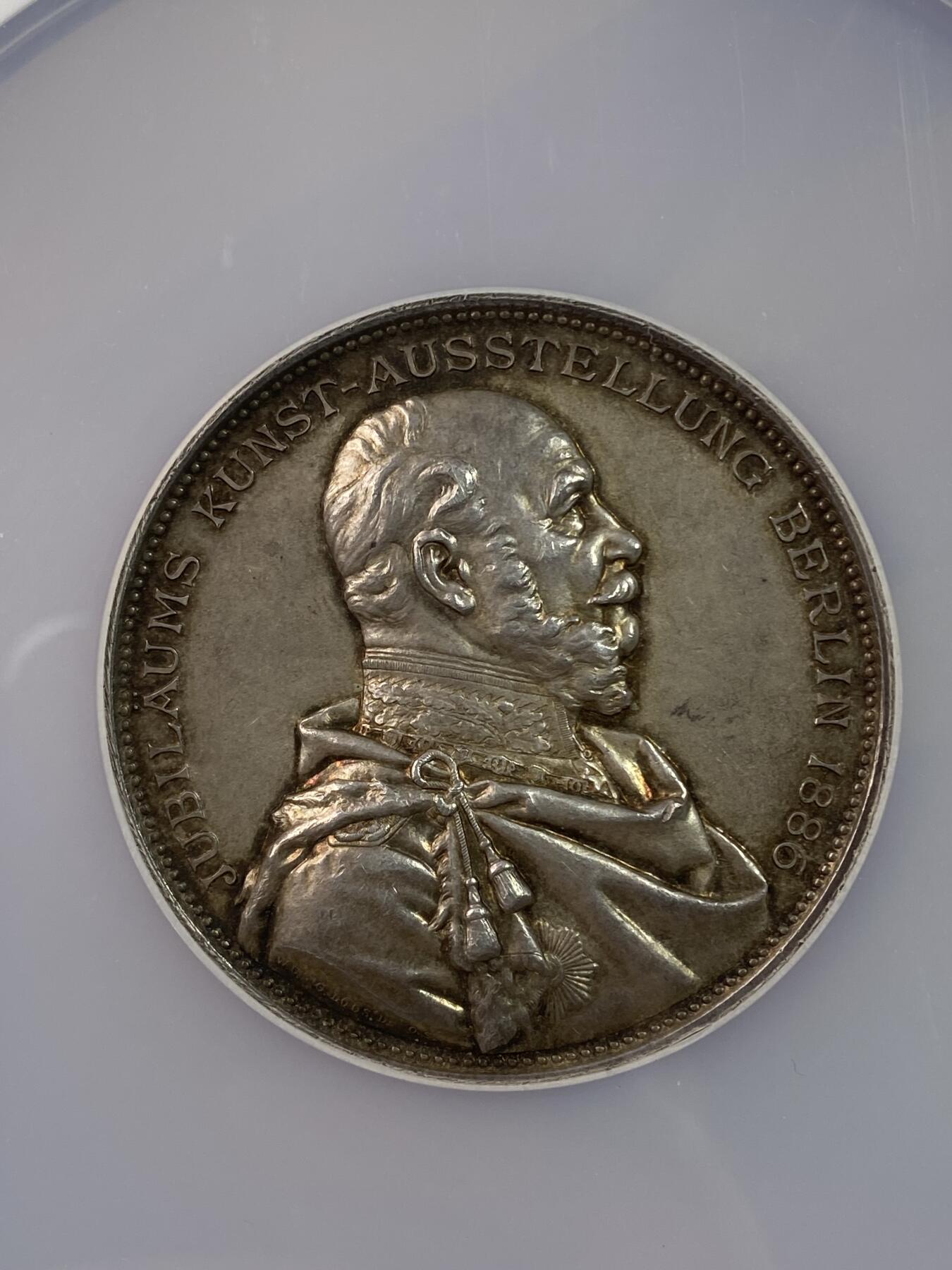 万国钱币拍卖第028期（花前月下●同享良章美币） NGC MS64 1886年德国威廉一世纪念柏林艺术展百年创展暨腓特烈大帝逝世百年纪念大银章 48MM 110G 非常厚重的高浮雕官铸大银章 普鲁士银章系列的名誉品种之一 G.LOOS名家倾力设计